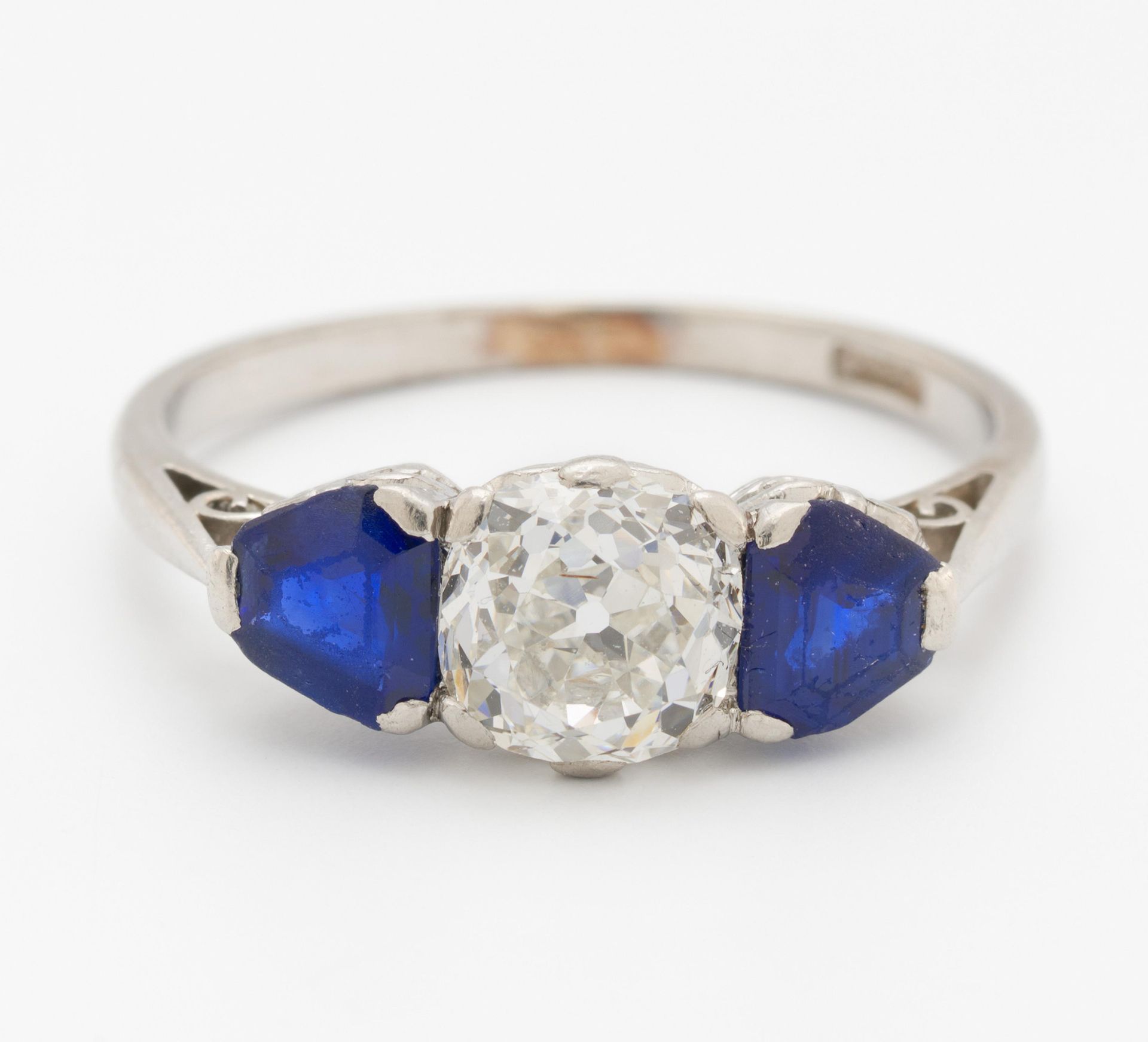 Null 蓝宝石钻石戒指。 

材质： 铂金，印记。
总重量： 约3.5克。
EU-RM: 51.
钻石 : 1颗老式切割钻石，约0.9克拉。SI2。
宝石： &hellip;