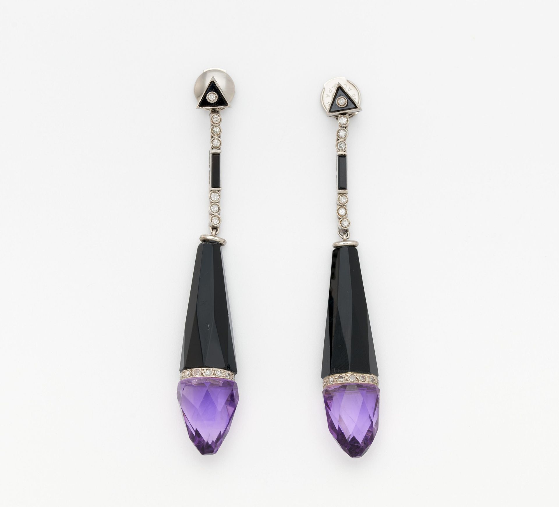 Null 黑玛瑙-紫水晶-钻石耳环。 

日期： 1920年左右。
材质： 铂金，经测试，插头750/-白金，有印记。
总重量： 约12.0克。
尺寸： 长6.&hellip;