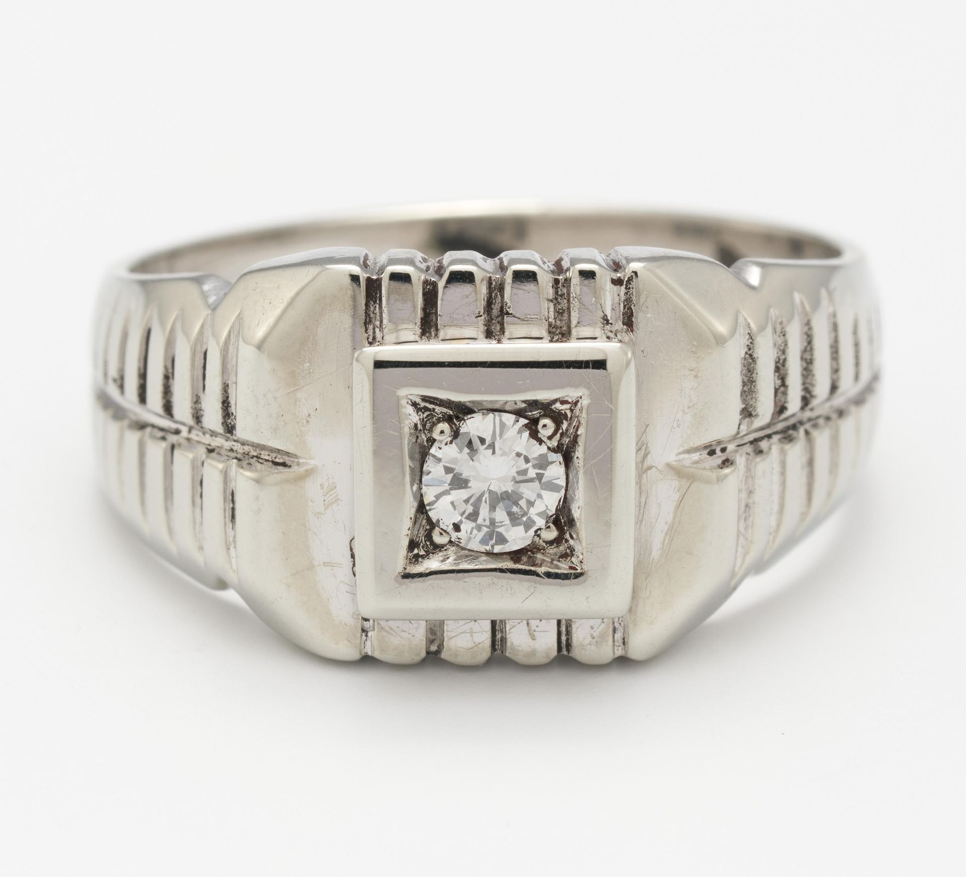 Null BAGUE EN DIAMANT. 

Origine : Allemagne. 
Matériau : or blanc 585/-, poinço&hellip;