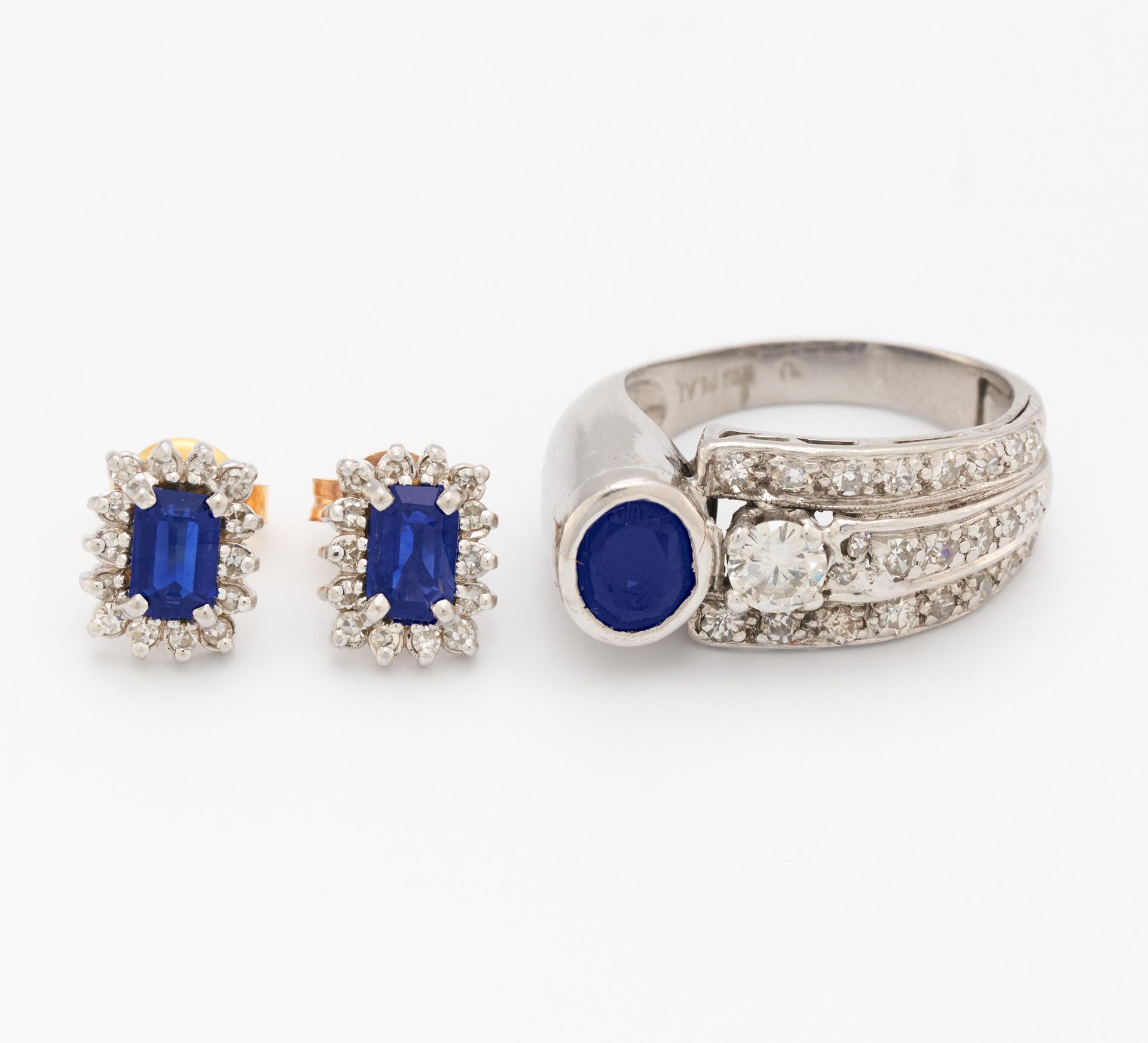 Null 蓝宝石钻石套装：戒指和耳钉。 

材质： 戒指：铂金，有印记，耳钉：585/-黄金和白金。
总重量： 约11.5g。
EU-RM: 53.
尺寸: Ø&hellip;