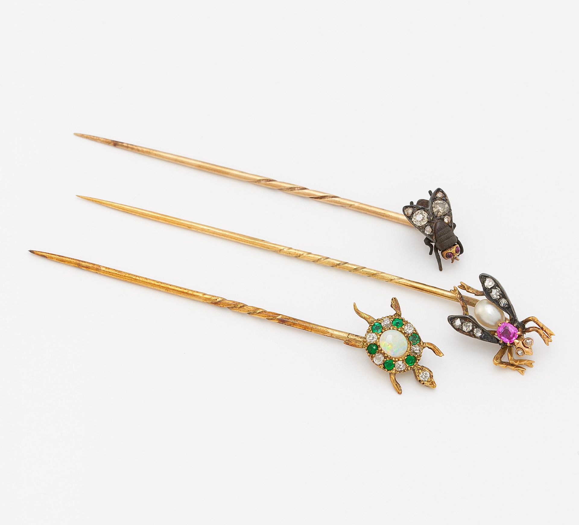 Null CONVOLUTE: THREE CRAWATTEN NEEDLES. 

Material: 585/- yellow gold, tested, &hellip;