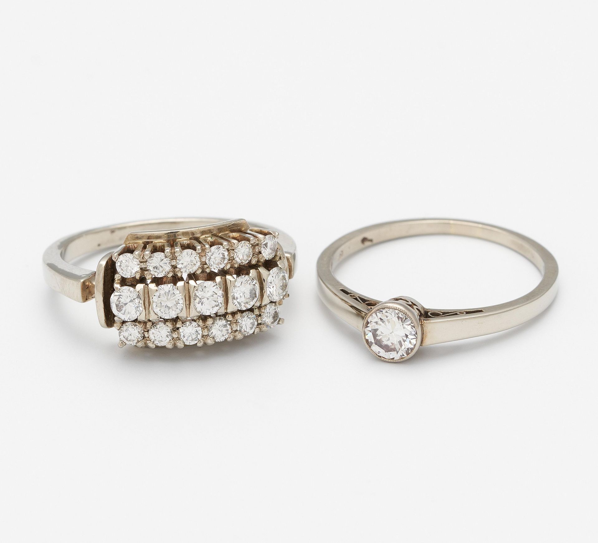 Null 逶迤：两个钻石戒指。 

原产地： 德国。
材质： 585/-白金，印记。
总重量： 约7.5克。
EU-RM: 56,5.
钻石: 1颗老式切割钻石&hellip;
