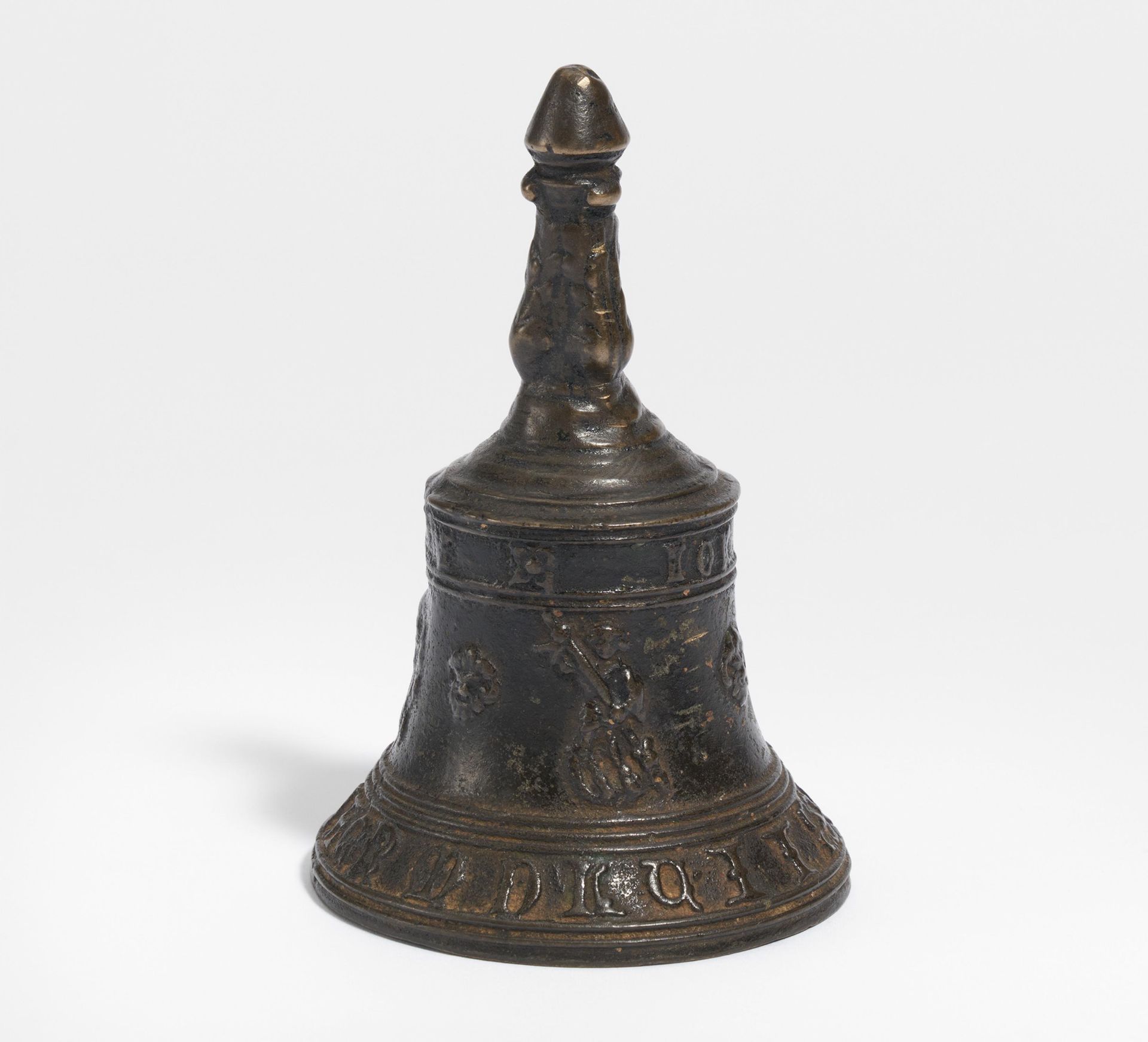 Italien Titel: KLEINE TISCHGLOCKE. 
ITALIEN. Material: Bronze. 
Maße: H.12cm. 
Z&hellip;