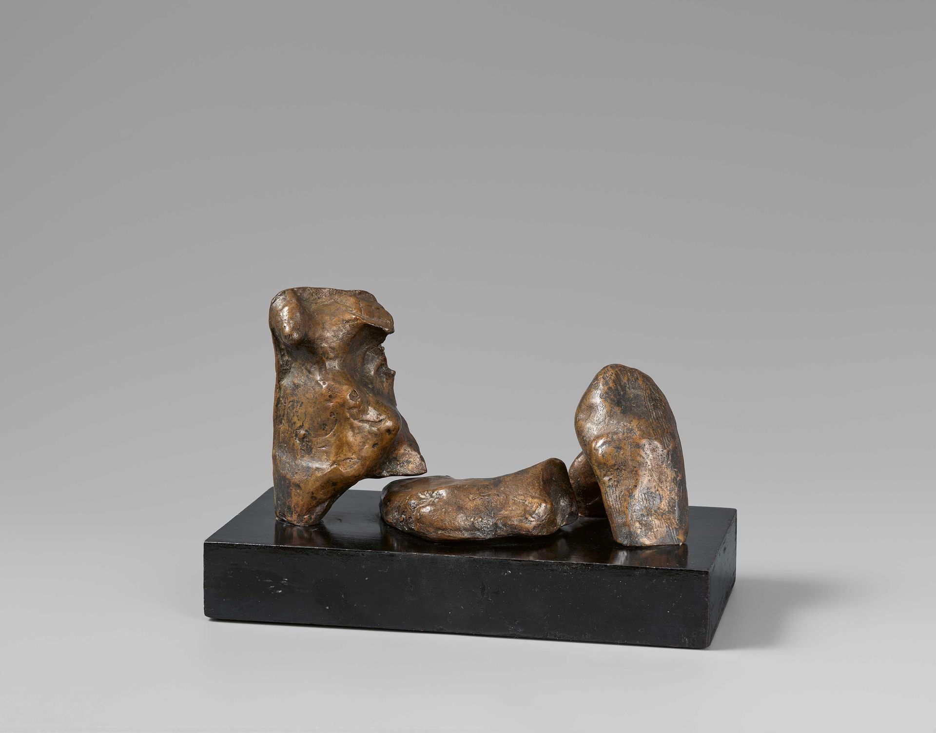 Henry Moore 莫尔，亨利
1898年卡斯尔福德/约克郡 - 1986年马赫哈德姆

标题：三件式卧姿人物：第1号模型。 
日期：1961年（草稿）。 &hellip;