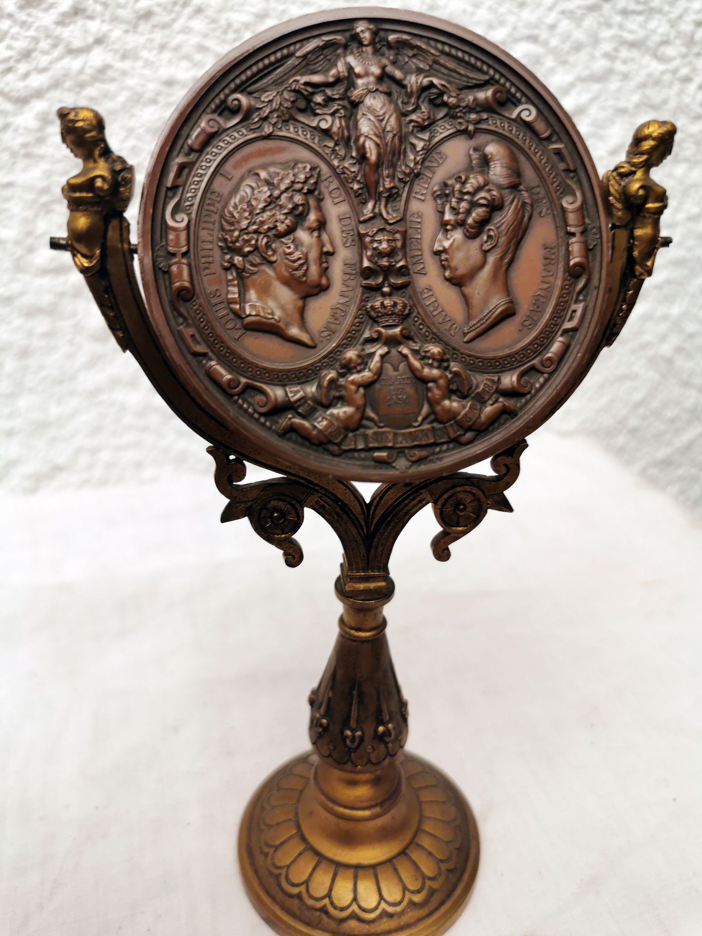 MEDAILLE LOUIS PHILIPPE 纪念路易-菲利普和玛丽-阿梅丽1830年宪章的奖章，背面是王室成员的肖像，装在镜子的形状中 18x10x6