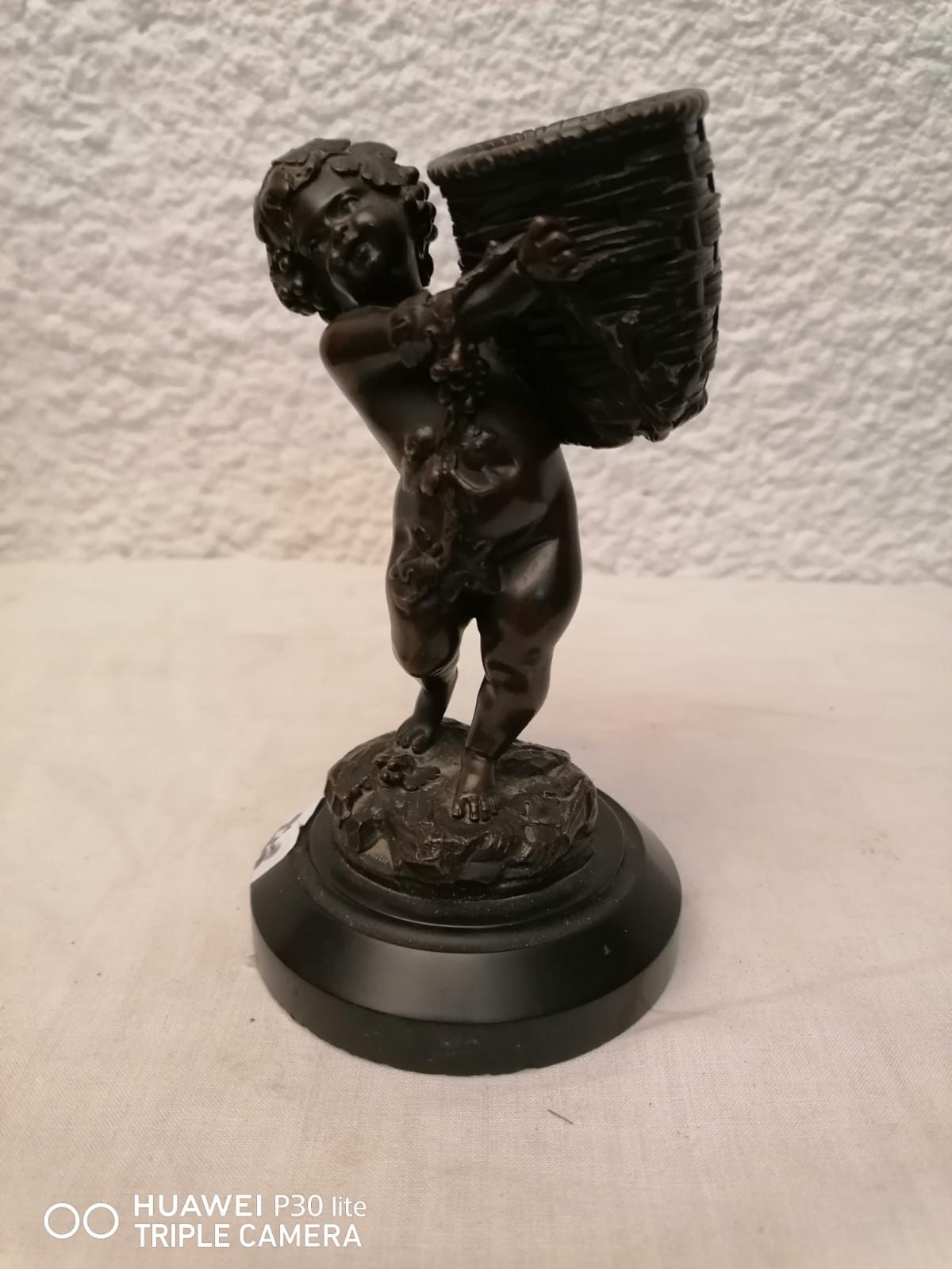 ENFANT PORTANT UNE CORBEILLE "BAMBINO CHE PORTA UN CESTO" BRONZO CON PATINA A ME&hellip;