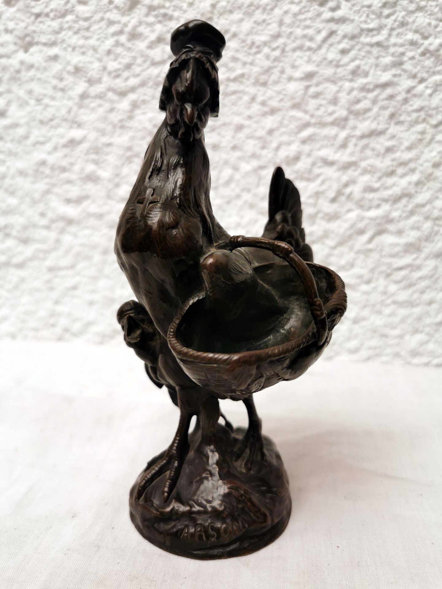 LA POULE VA AU MARCHE LA POULE VA AU MARCHE BRONZE PATINE MEDAILLE 16X9X7