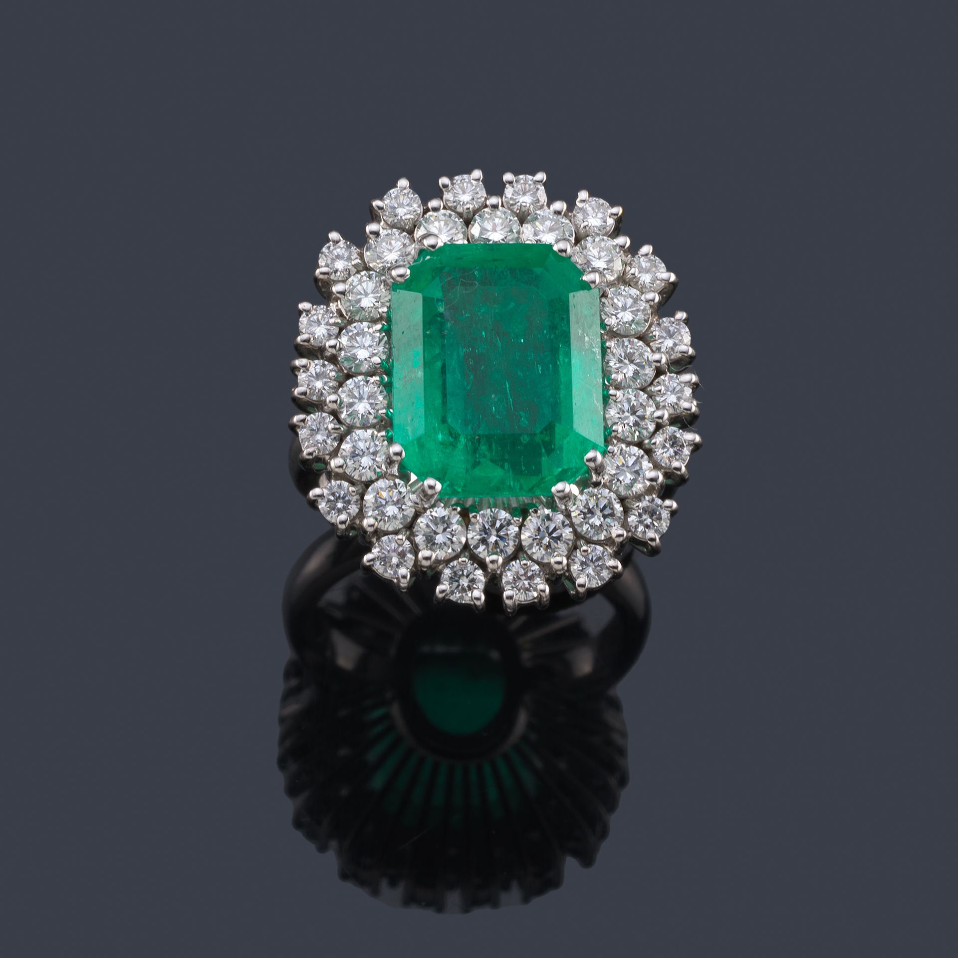 Ring with Colombian emerald of 7.96 ct and diamonds. GCS certificate Bague avec &hellip;