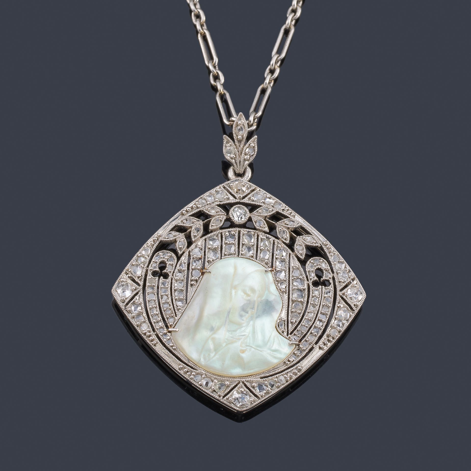 'Art Deco' medal with the Image of the Virgin in mother-of-pearl framed with a p&hellip;
