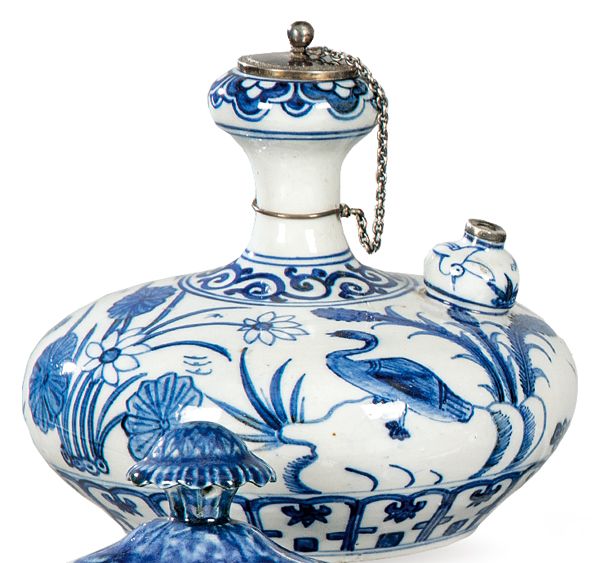 Kendi in blue and white porcelain, possibly Safavid Persia S. XVII. Kendi in blu&hellip;