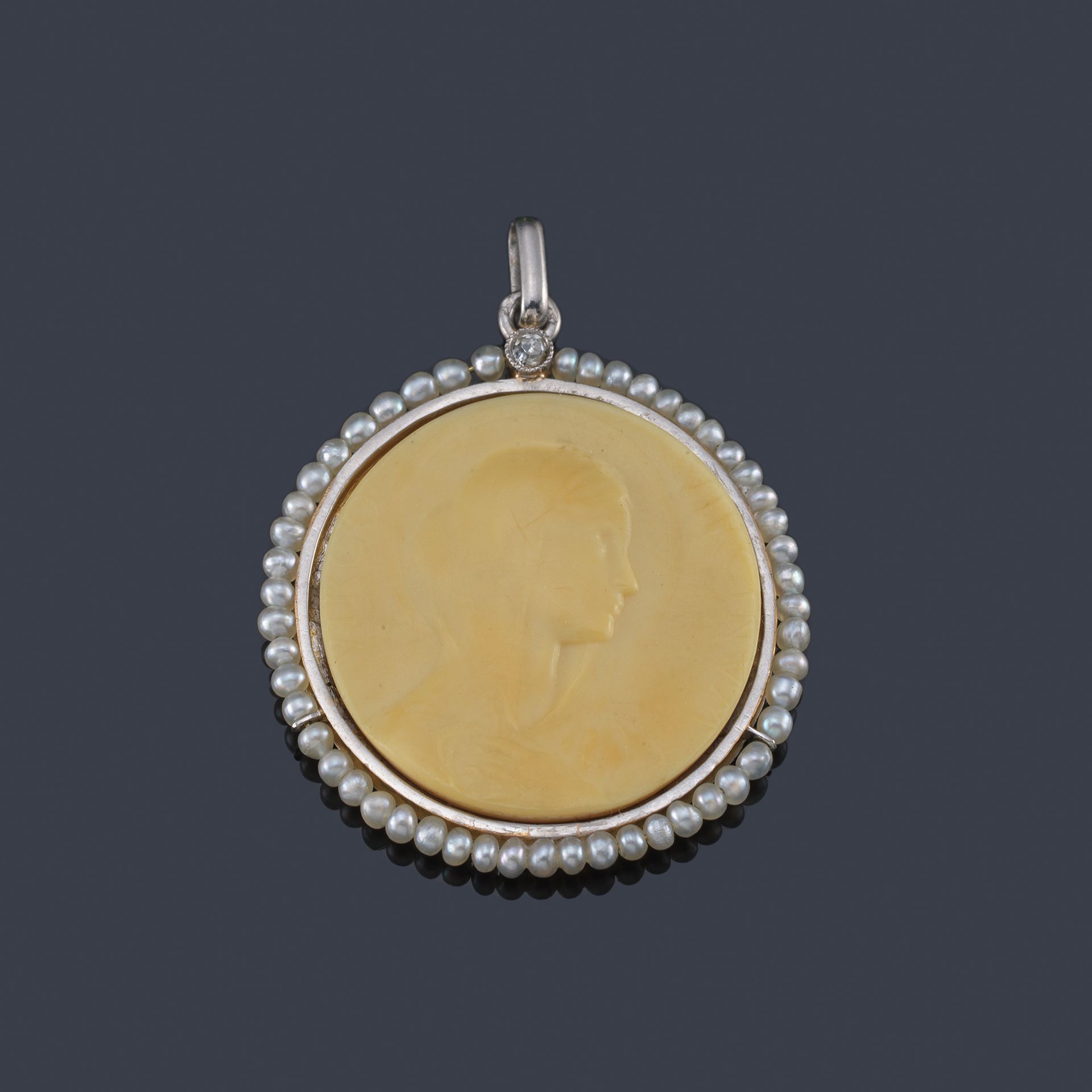 Devotional medal with the Image of the Virgin made in ivory with a border of pea&hellip;