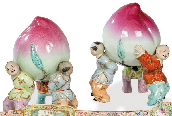 Pair of peaches held by children in Chinese porcelain S. XX 中国瓷器中的一对儿童持有的桃子，多色珐琅&hellip;