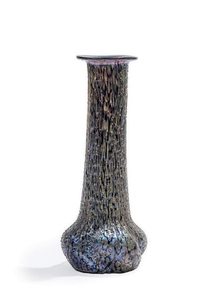 LOETZ, attribué à 
PETIT VASE en verre à décor irisé.
Haut.: 26 cm