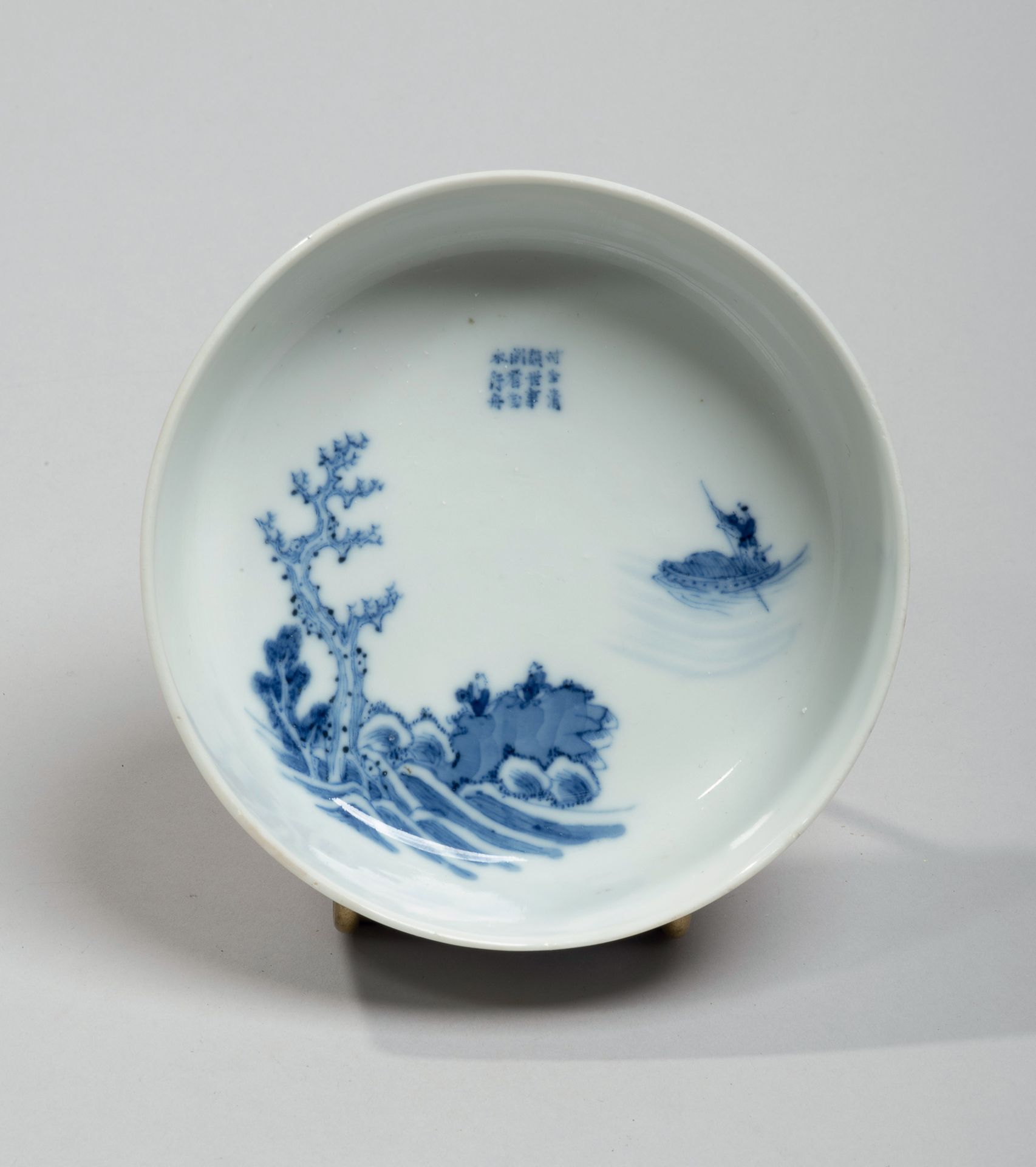 VIETNAM, Hue - XIXe siècle 
瓷碗在釉下青花中装饰着一个乘船的渔夫和两个河边的学者，上面有一首诗。在背面，有Noi phú（内务部）的&hellip;