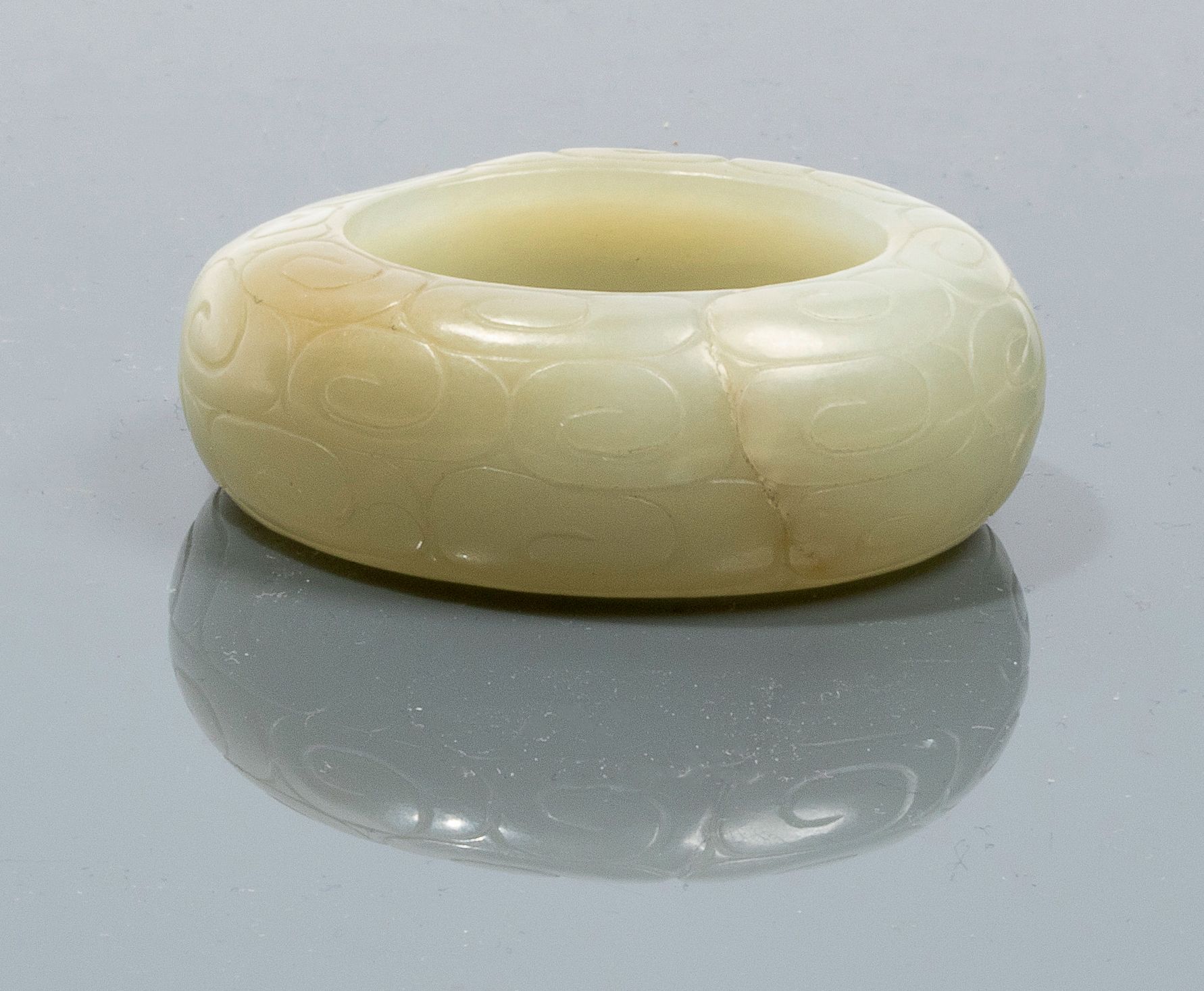 CHINE Petite coupelle en jade a decor de volutes. (Fêle)
D : 4.5 cm