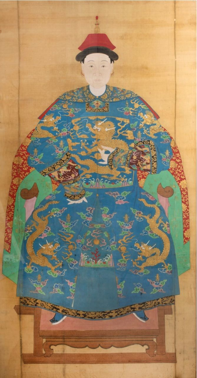 CHINE - Fin du XIXème siècle 一位政要的肖像
，表现为坐着，穿着有龙的仪式性服装--美丽的多色性。(一些小的污点和褶皱)