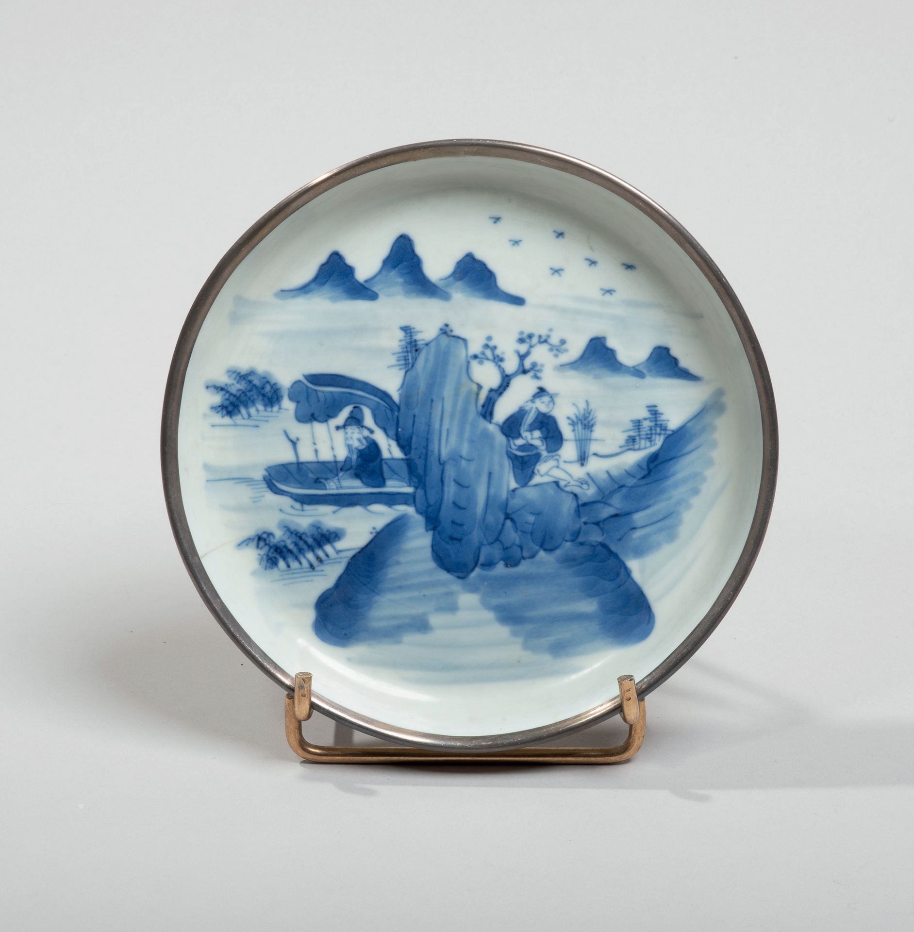 VIETNAM, Hue - XIXe siècle 
瓷碗在釉下青花中装饰着一个乘船的学者和一个岩石后面的人物。在背面，有Ngo?n ngoc（玉石游戏）的标&hellip;
