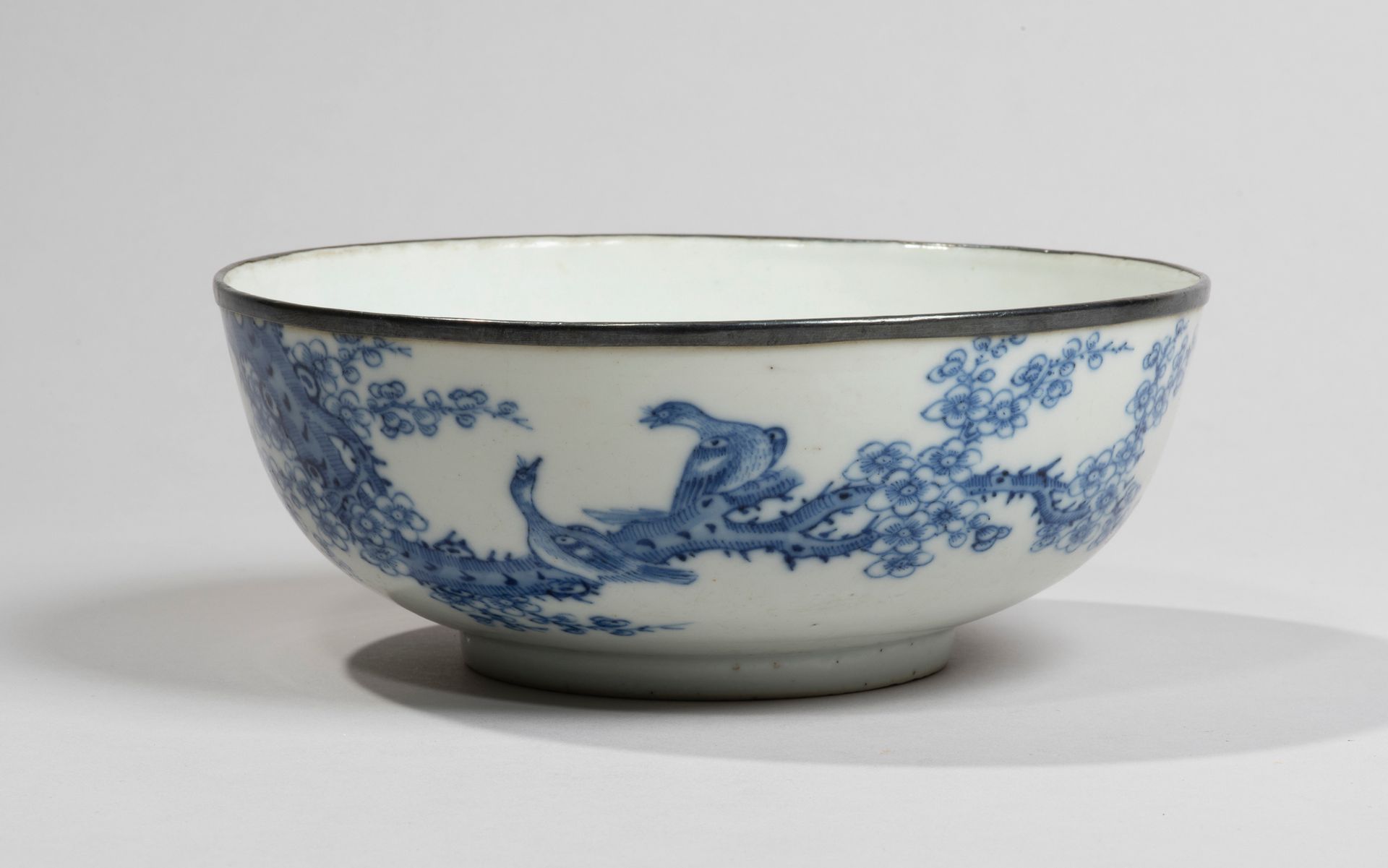 VIETNAM, Hue - XIXe siècle 
Bol en porcelaine à décor en bleu sous couverte d'un&hellip;