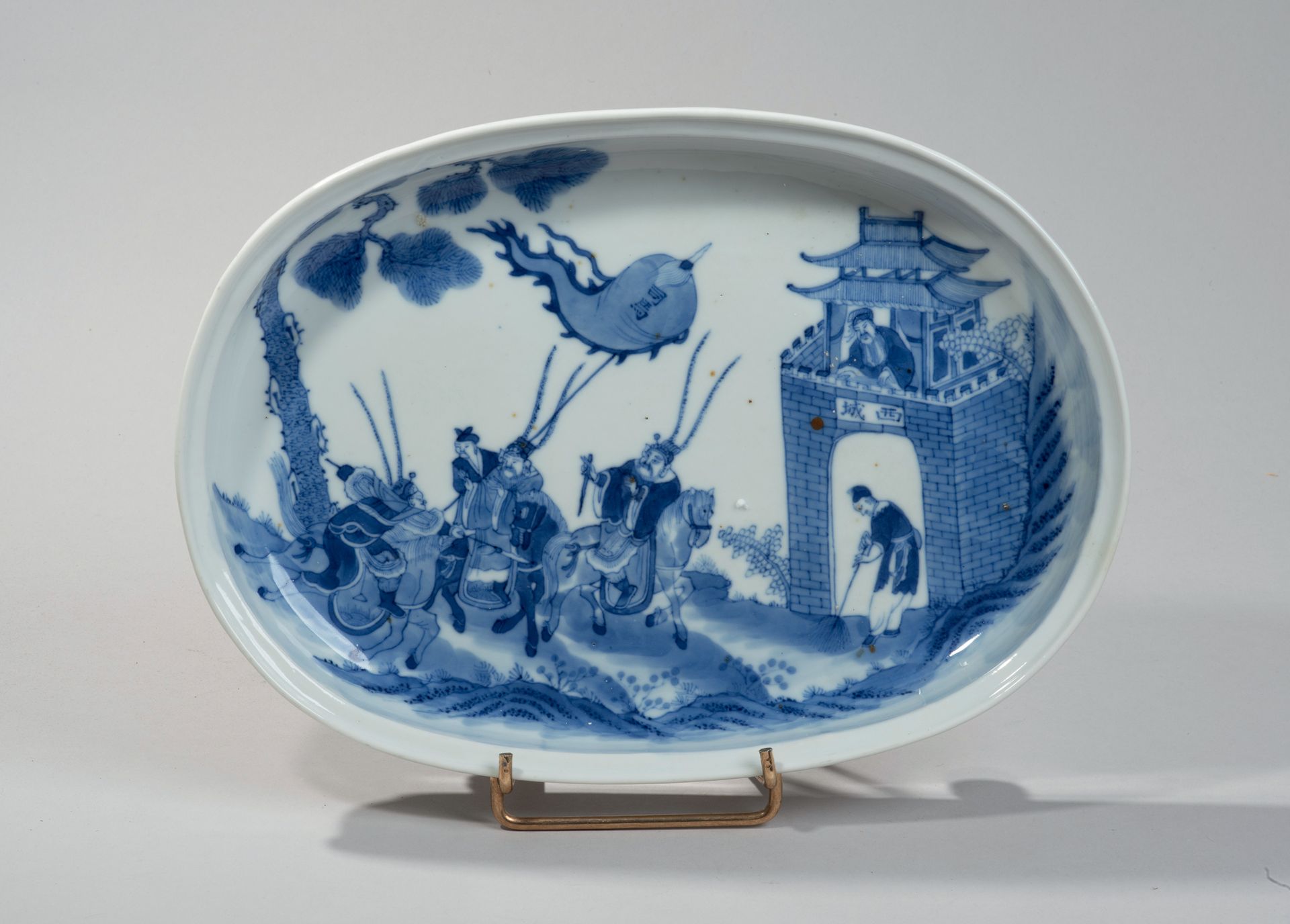 VIETNAM, Hue - XIXe siècle 
Plat ovale quadripode en porcelaine à décor en bleu &hellip;