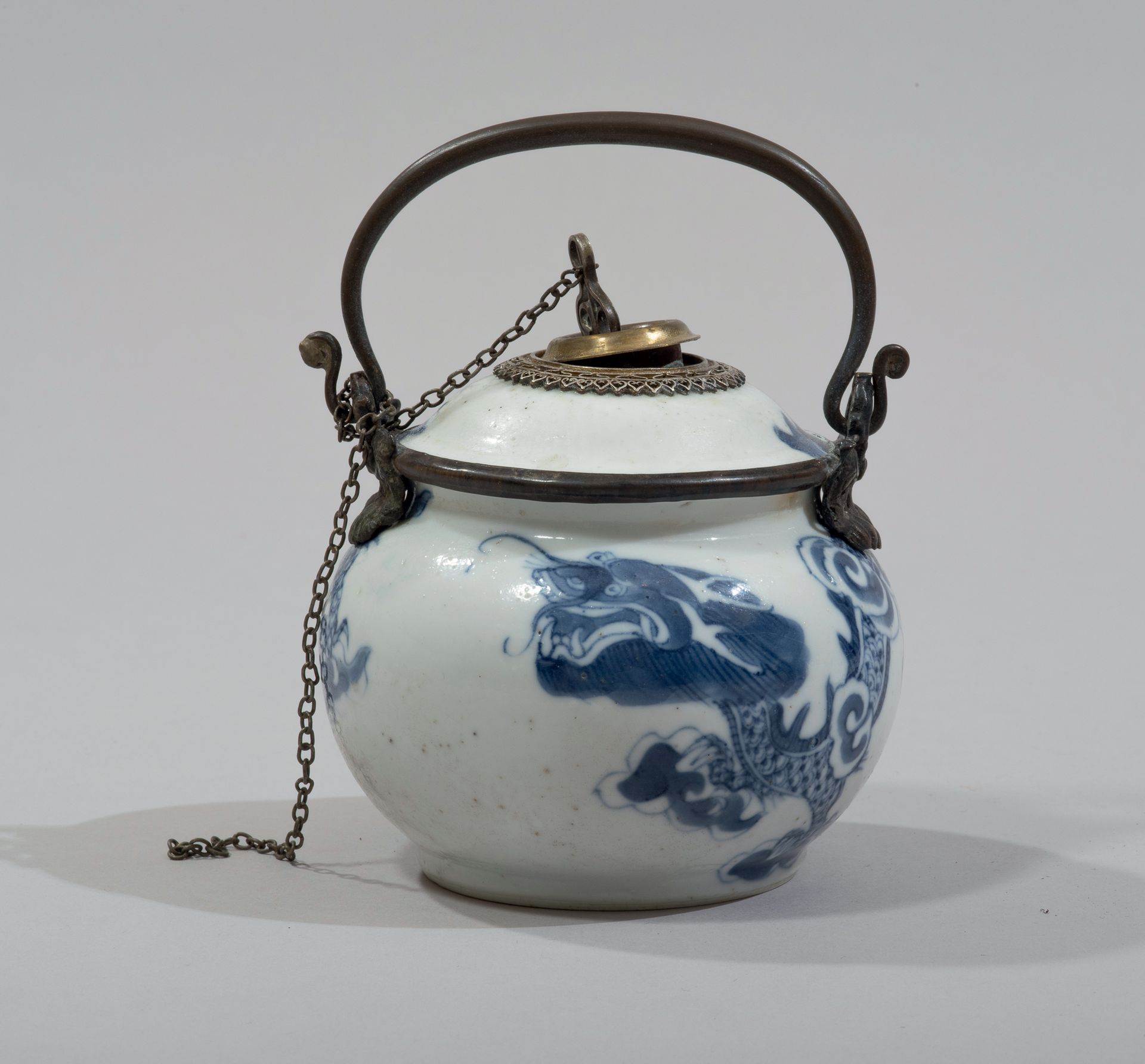 VIETNAM, Hue - XIXe siècle 
Pipe à eau en porcelaine décorée en bleu sous couver&hellip;