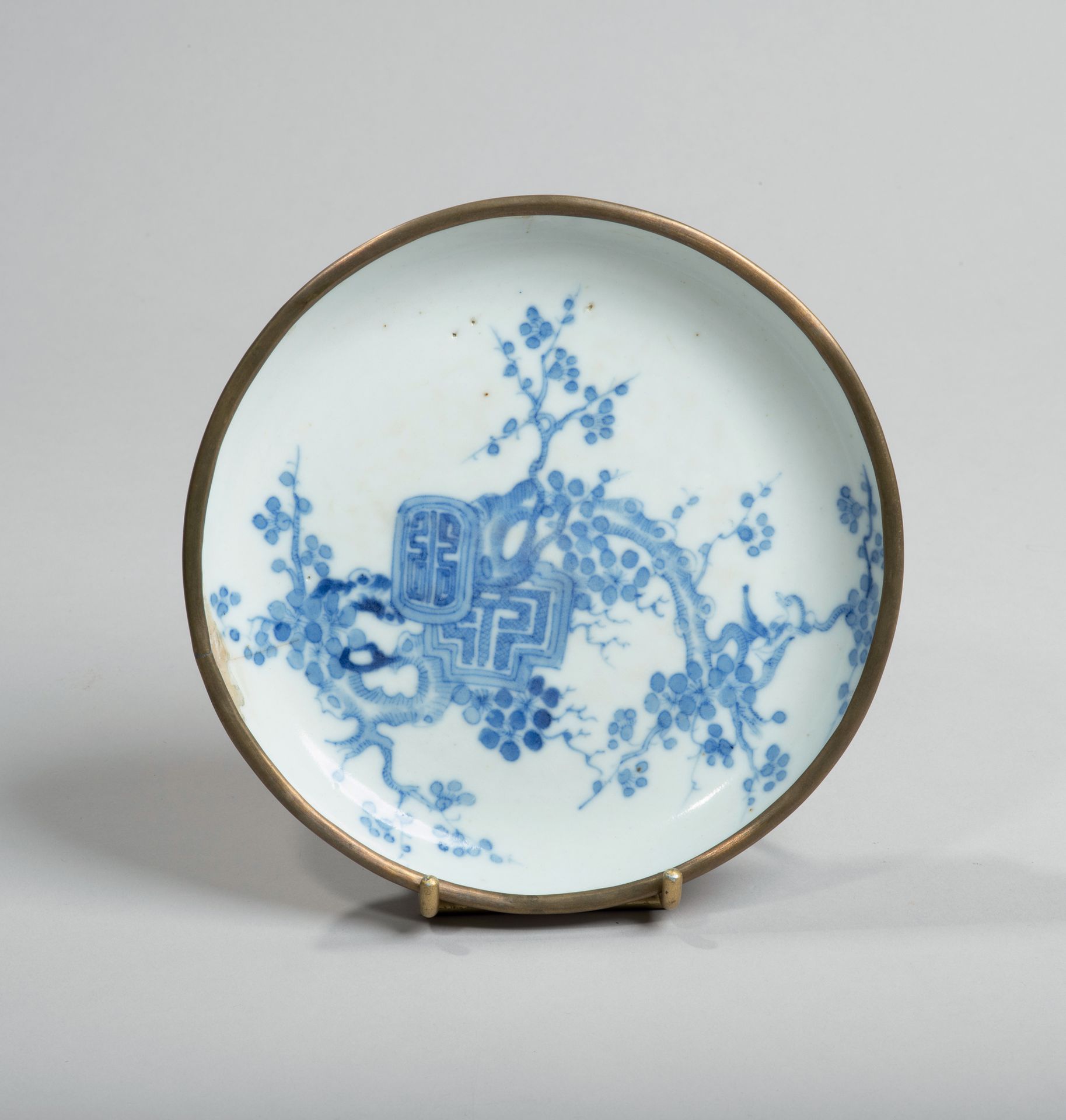 VIETNAM, Hue - XIXe siècle - 瓷碗以蓝色釉下彩装饰盛开的梅花和 "幸福 "字样。边缘是用金属环绕的。背面是风格化的ho字（长寿）。裂&hellip;
