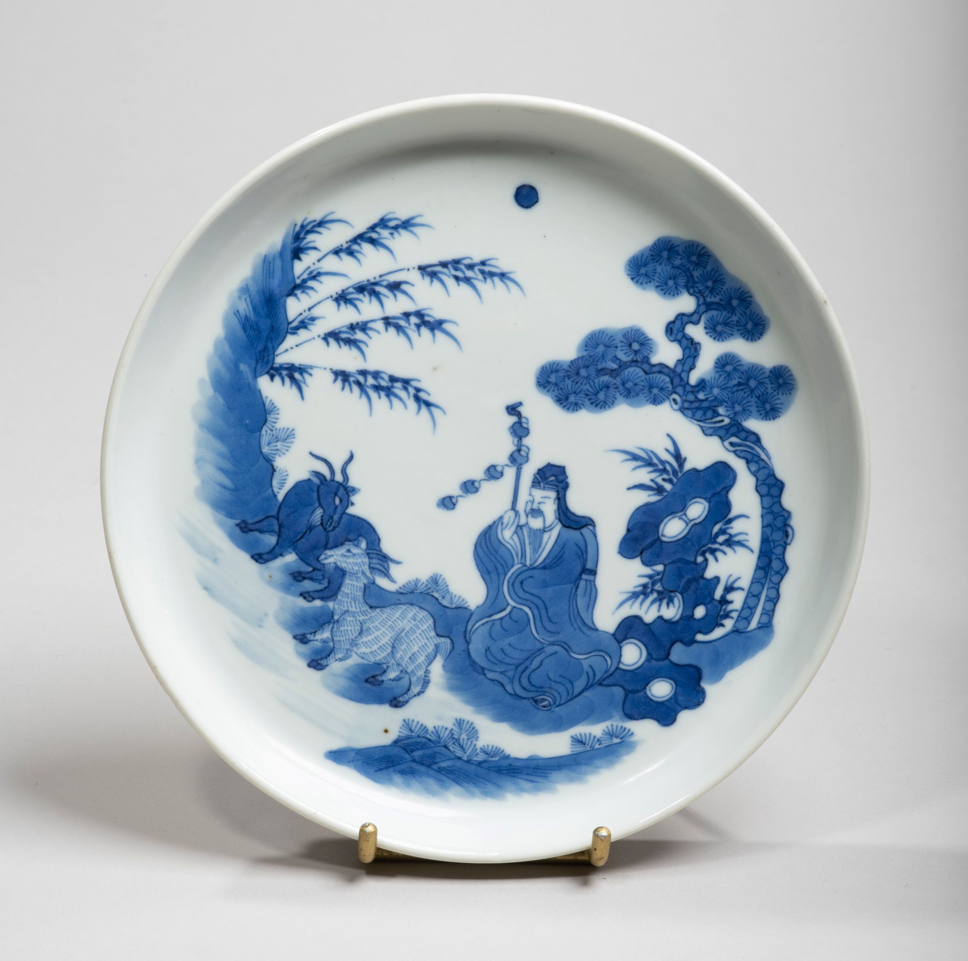 VIETNAM - XIXe siècle 
瓷碗，釉下青花装饰，一个仙人坐在松树下的岩石间，附近有几只山羊。背面有宣德的天书款。
直径16,4厘米