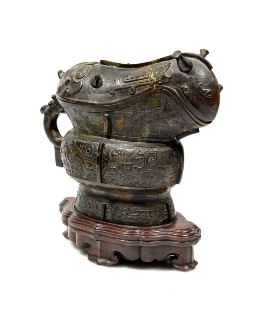 Null 
Vase couvert archaïsant en bronze, à motifs de volutes et masques de taoti&hellip;