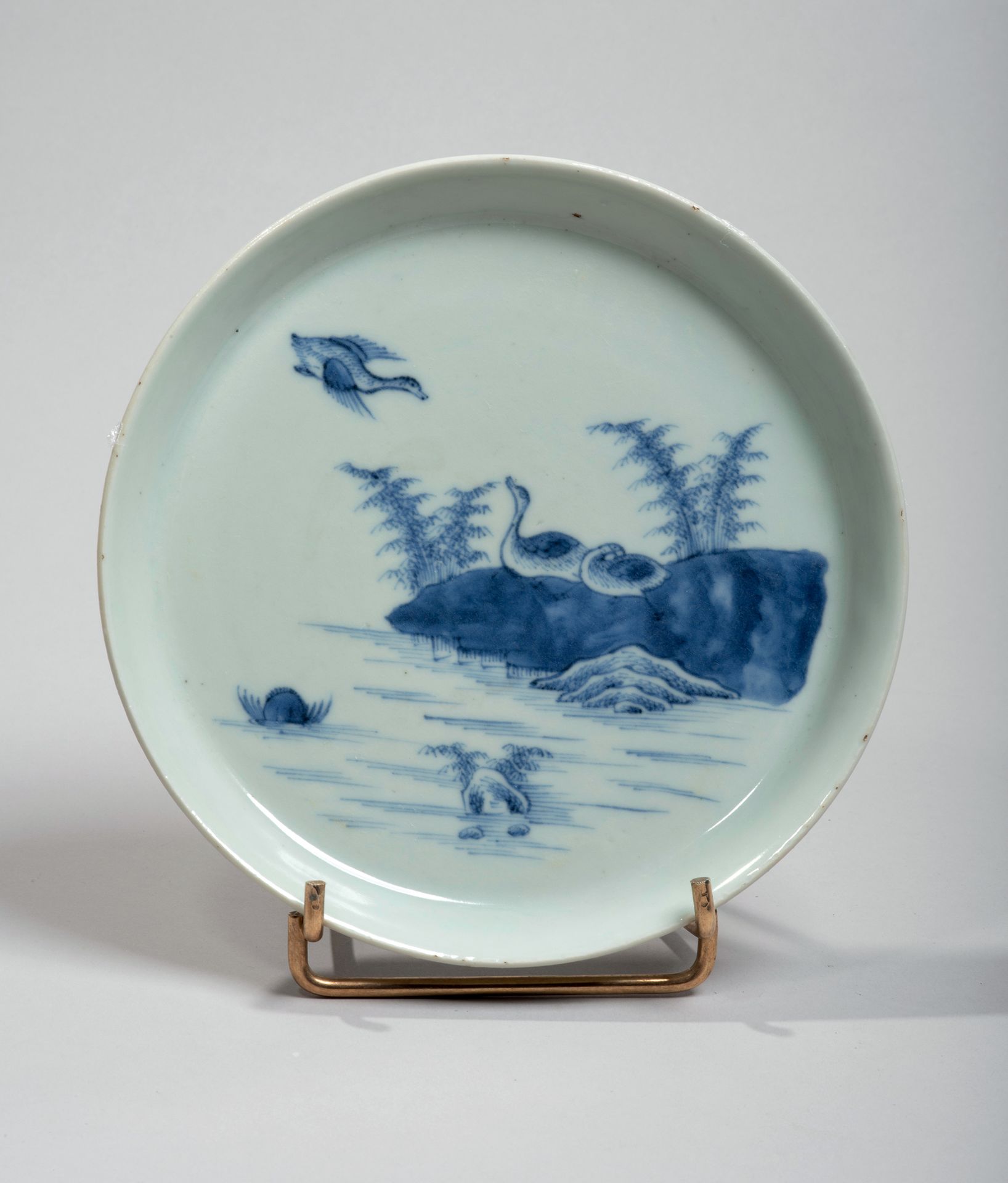 VIETNAM, Hue - XVIIIe siècle 
瓷碗，釉里红装饰着一对靠近河岸的鸭子。背面有chính ngoc（真玉）标记。直径16.3厘米