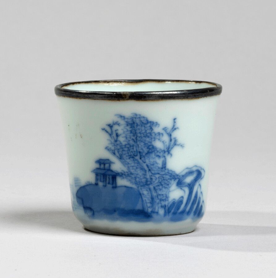 VIETNAM, Hue - XIXe siècle 
Porcelain sorbet decorated in blue underglaze with a&hellip;