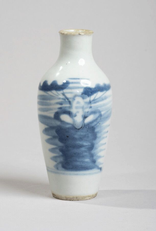 VIETNAM - Fin XIXe siècle 
瓷器柱形花瓶，以蓝色釉下彩装饰的松树造型。(磨颈)
高11厘米