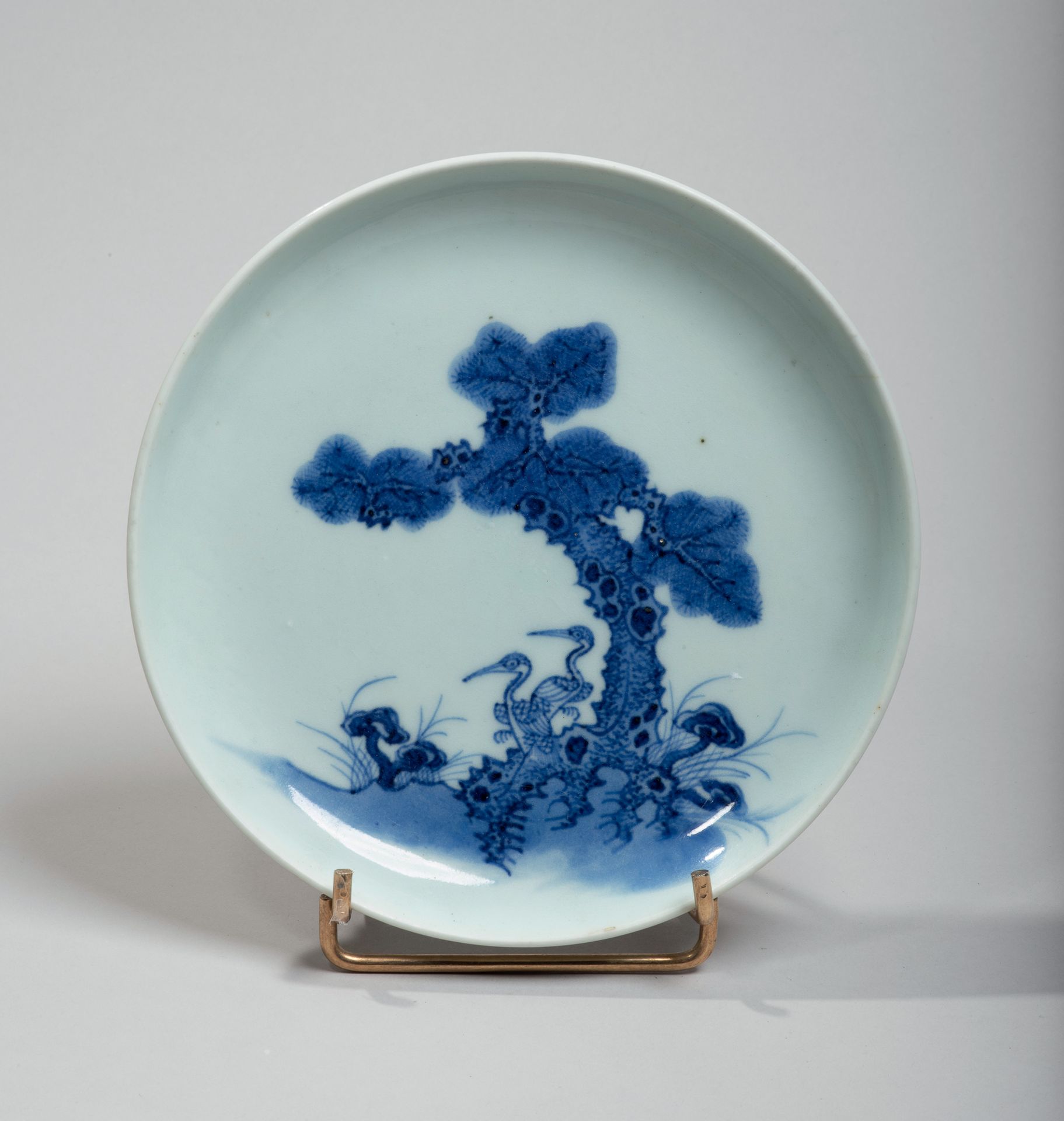 VIETNAM, Hue - XVIIIe/XIXe siècle 
瓷杯，釉下蓝色装饰，松树下有两只仙鹤。在背面，有phac标记（粗糙的玉石）。
Diam. &hellip;
