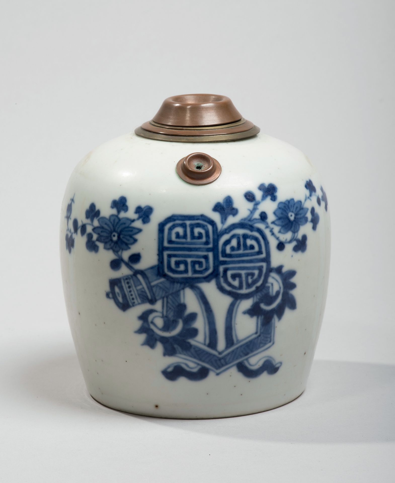 VIETNAM, Hue - XIXe siècle 
Wasserpfeife aus Porzellan, dekoriert mit blauer Unt&hellip;