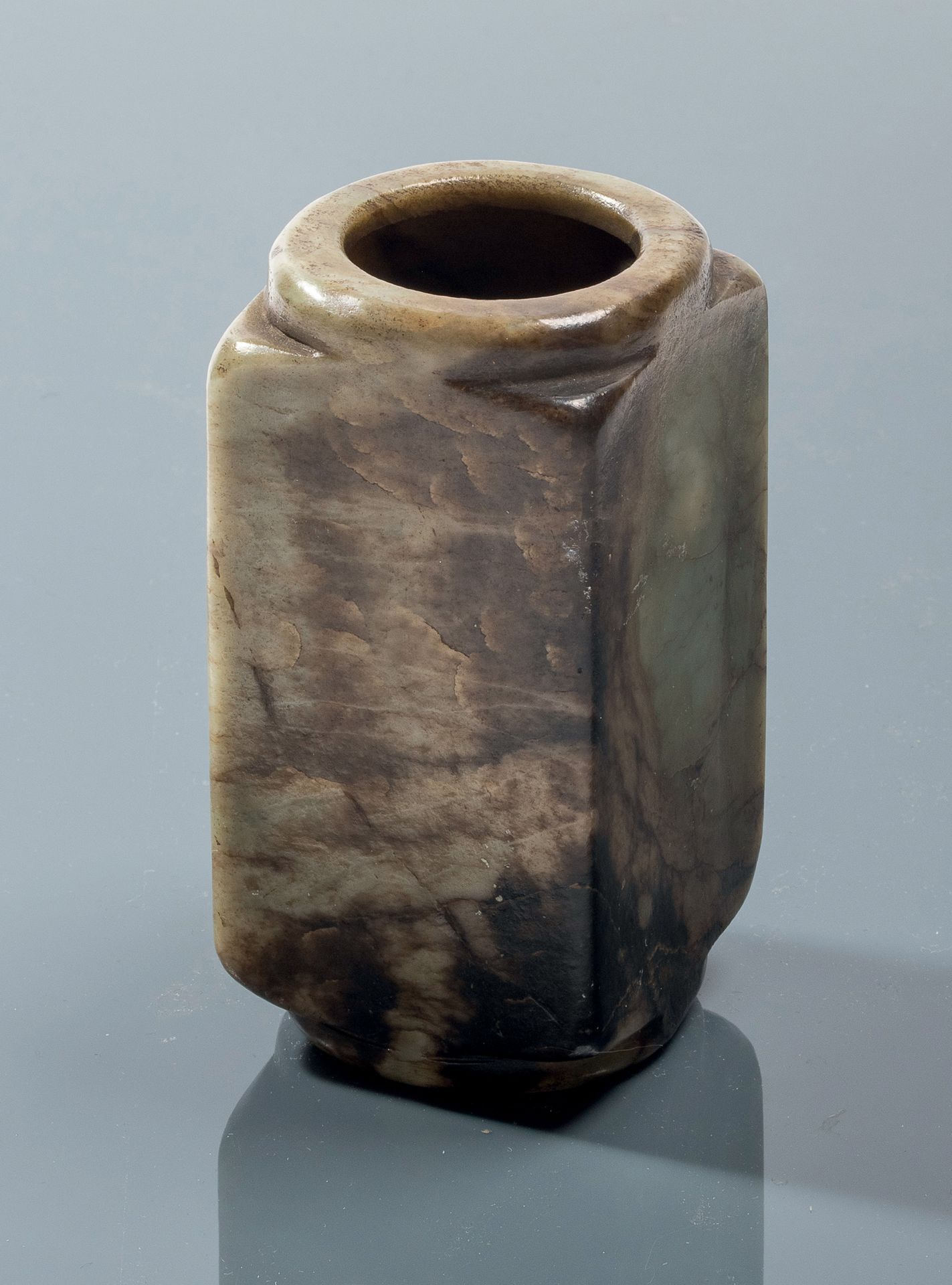 CHINE - Epoque MING (1368 - 1644) 
Vase de forme cong en nephrite céladon et noi&hellip;