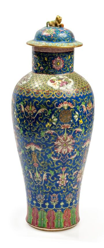 CHINE 美平瓷器的粉红色家族的有盖花瓶
饰有风格化的花朵、卷轴和象征好兆头的图案（Tho、Shou和bats），盖子上有一只石狮，石狮的爪子中间夹着一个小球&hellip;