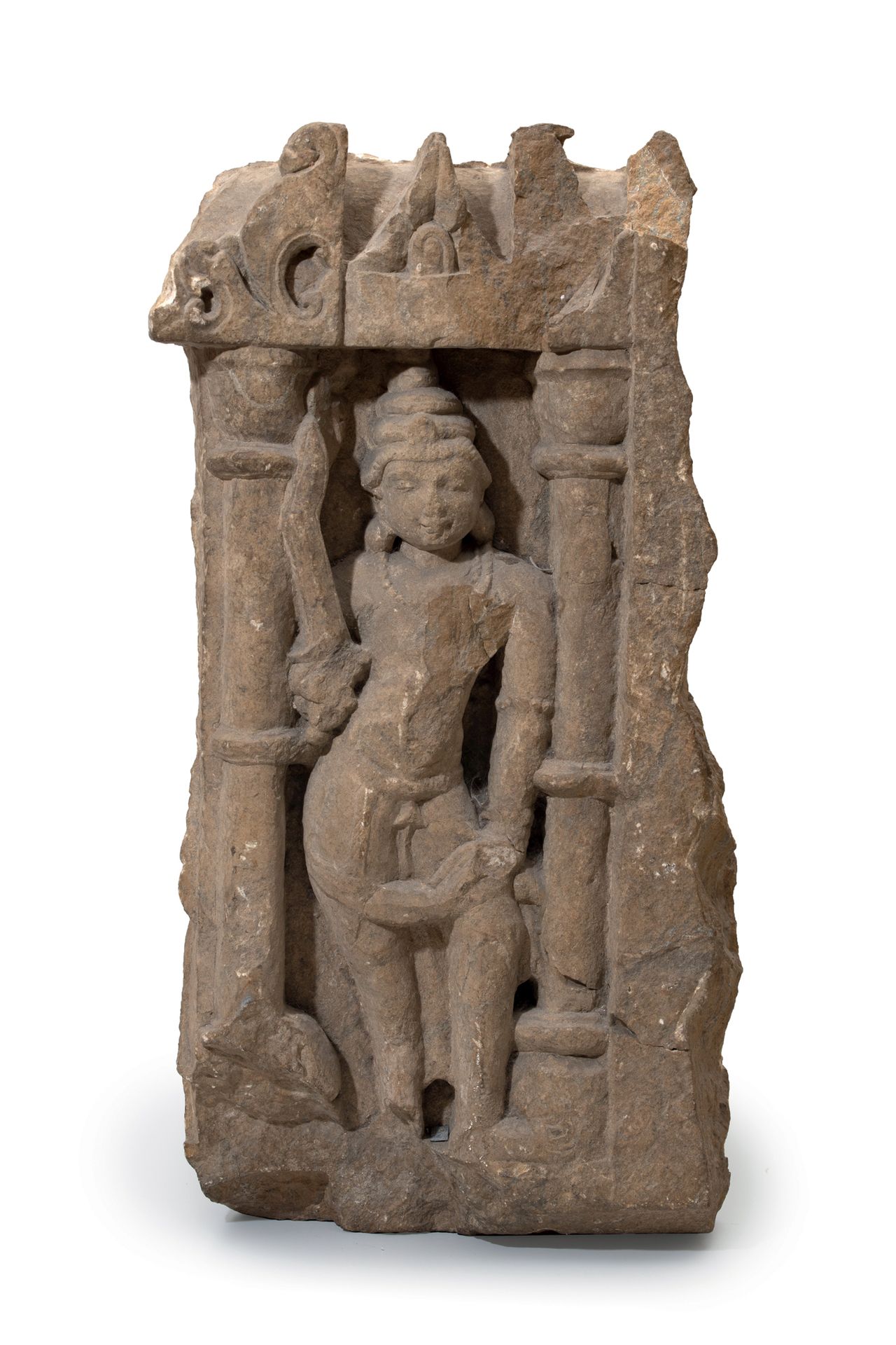 Null Frammento di scultura in pietra arenaria
India, X-XII secolo Dim. 51 x 25 c&hellip;