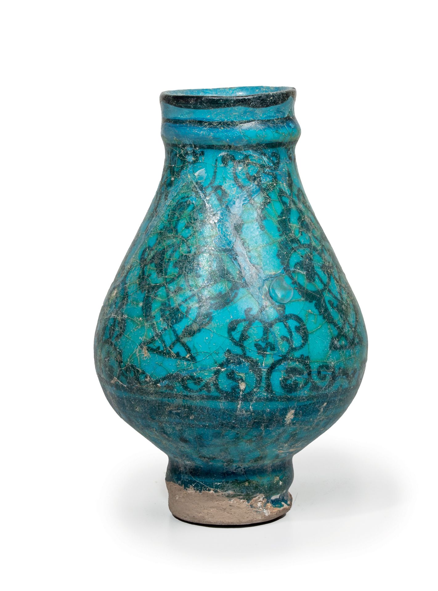 Null 波斯小花瓶
在透明的绿松石釉下有黑色彩绘装饰的硅质糊状物 伊朗，可能是卡尚，13世纪 高度：15厘米
有绿松石釉的陶瓷，装饰有黑色彩绘的曼陀罗，底部有&hellip;