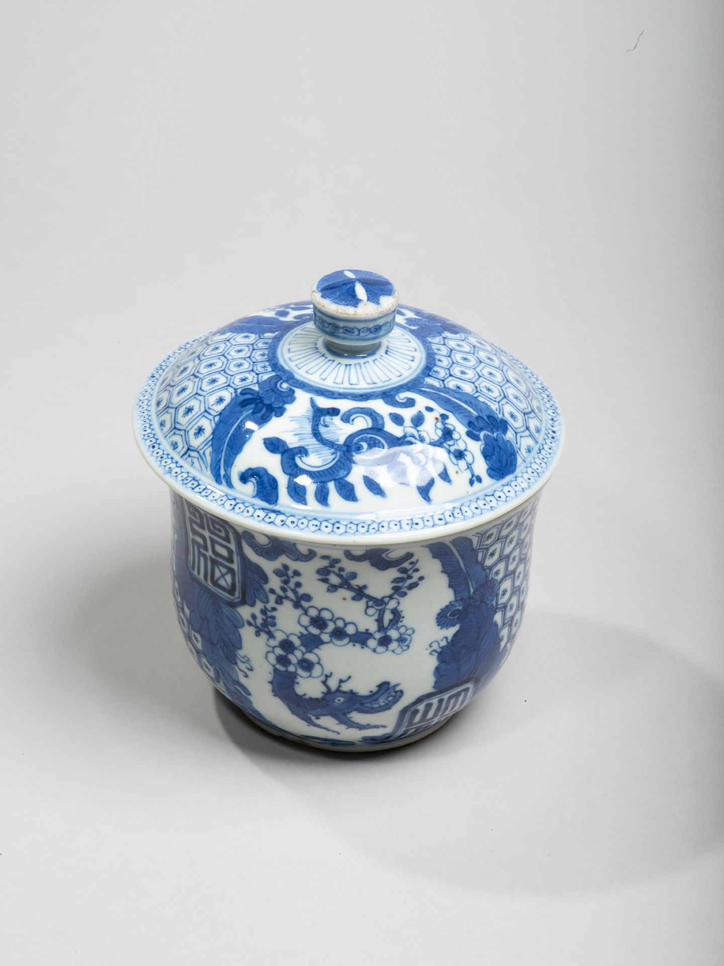 VIETNAM - XIXe siècle - Porcelain covered bowl decorated in blue underglaze with&hellip;