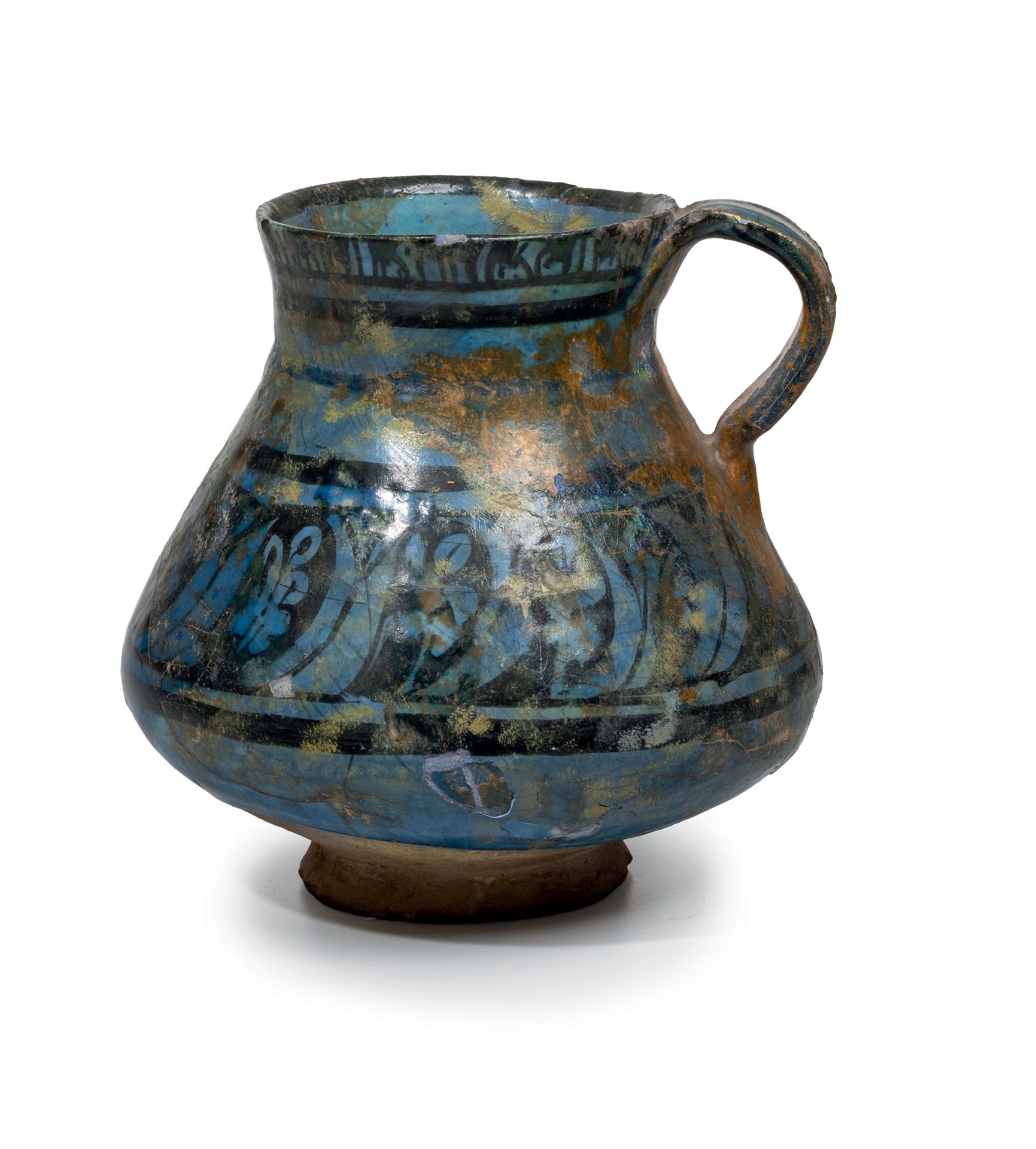 Null 罐子
透明钴釉下的黑色硅质糊状物 伊朗，12世纪末-13世纪初 高度：14厘米
钴釉的陶瓷，装饰有黑色的大花楣。颈部的顶部显示了一个库菲克书法的楣板。&hellip;