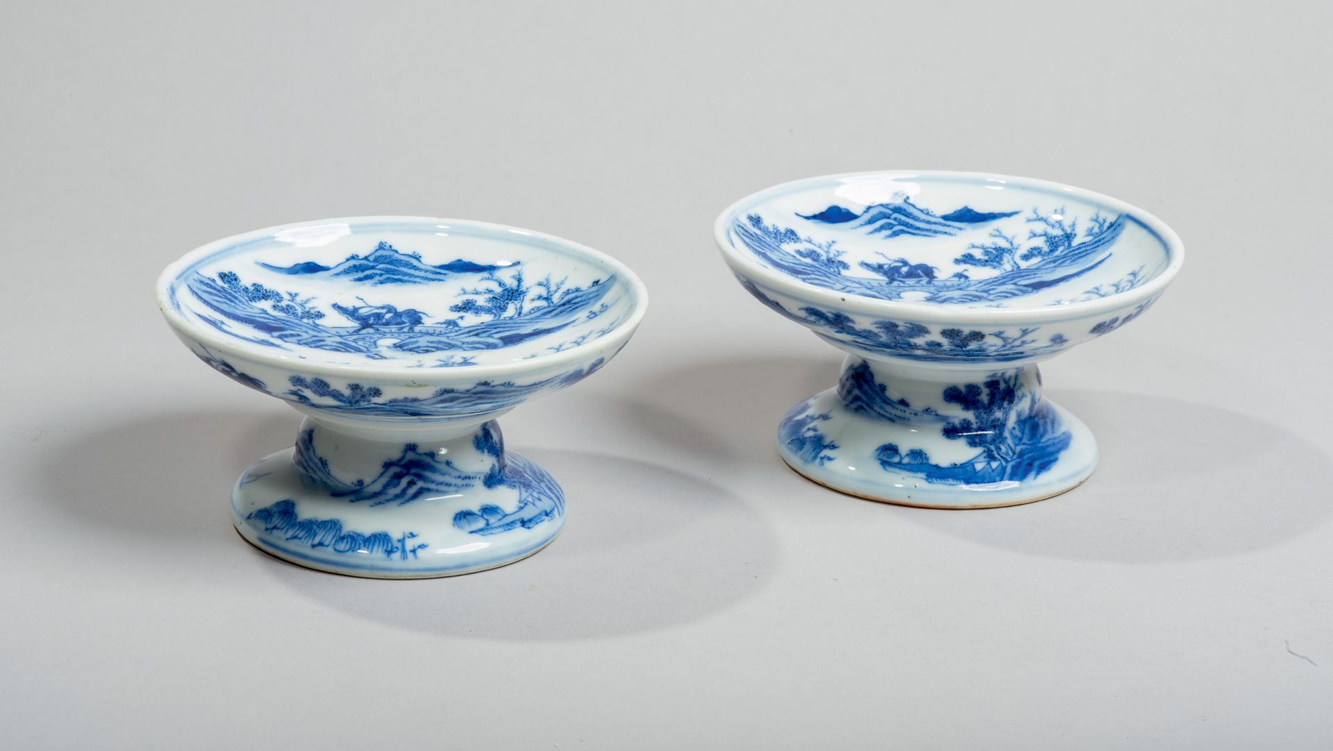 VIETNAM - XIXe siècle 
Tazas de porcelana sobre pie con decoración azul bajo vid&hellip;