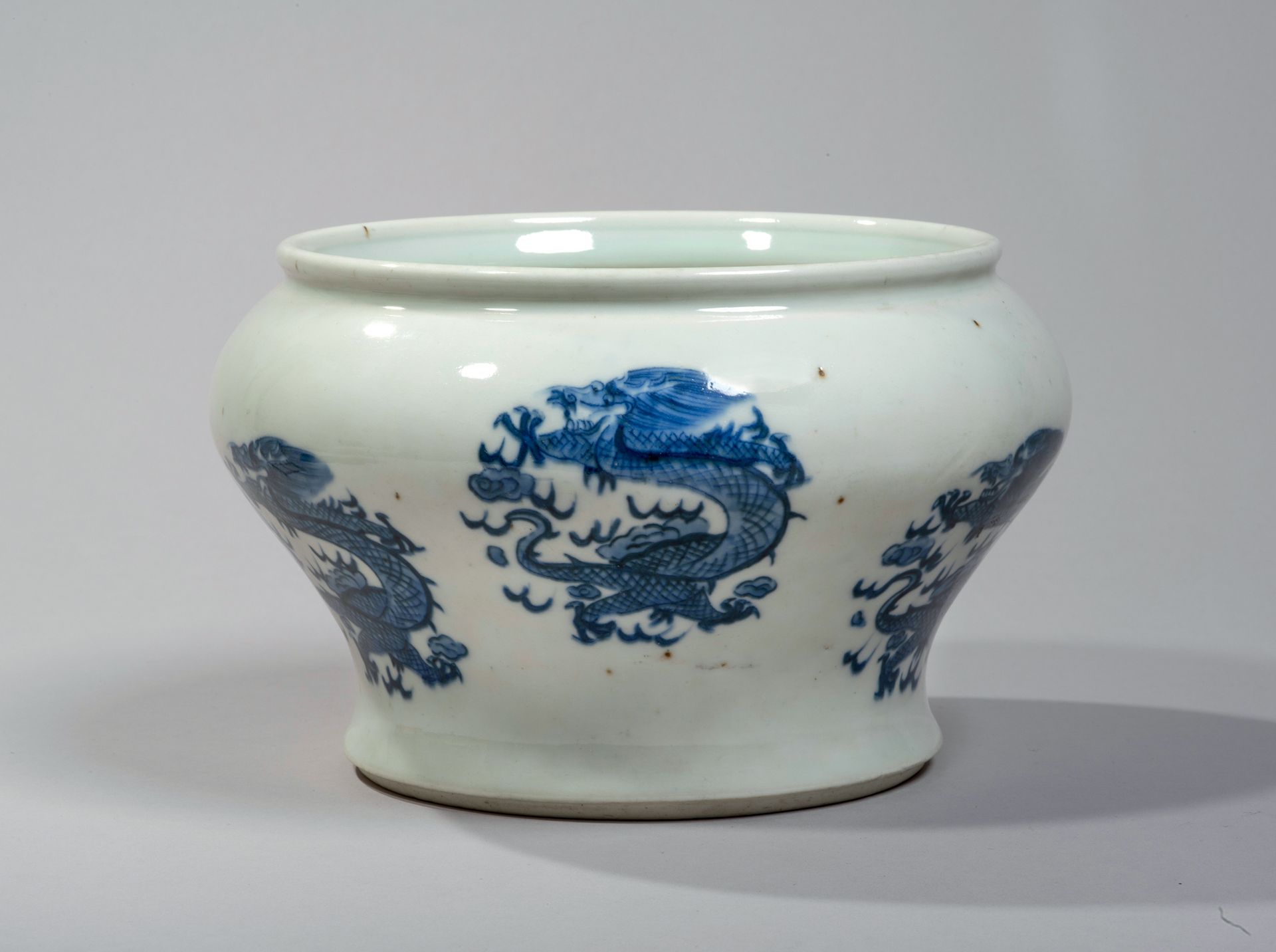 VIETNAM, Hue - XIXe siècle 
瓷器柱形花瓶，釉下青花饰有龙形图案。
，高13.5厘米。