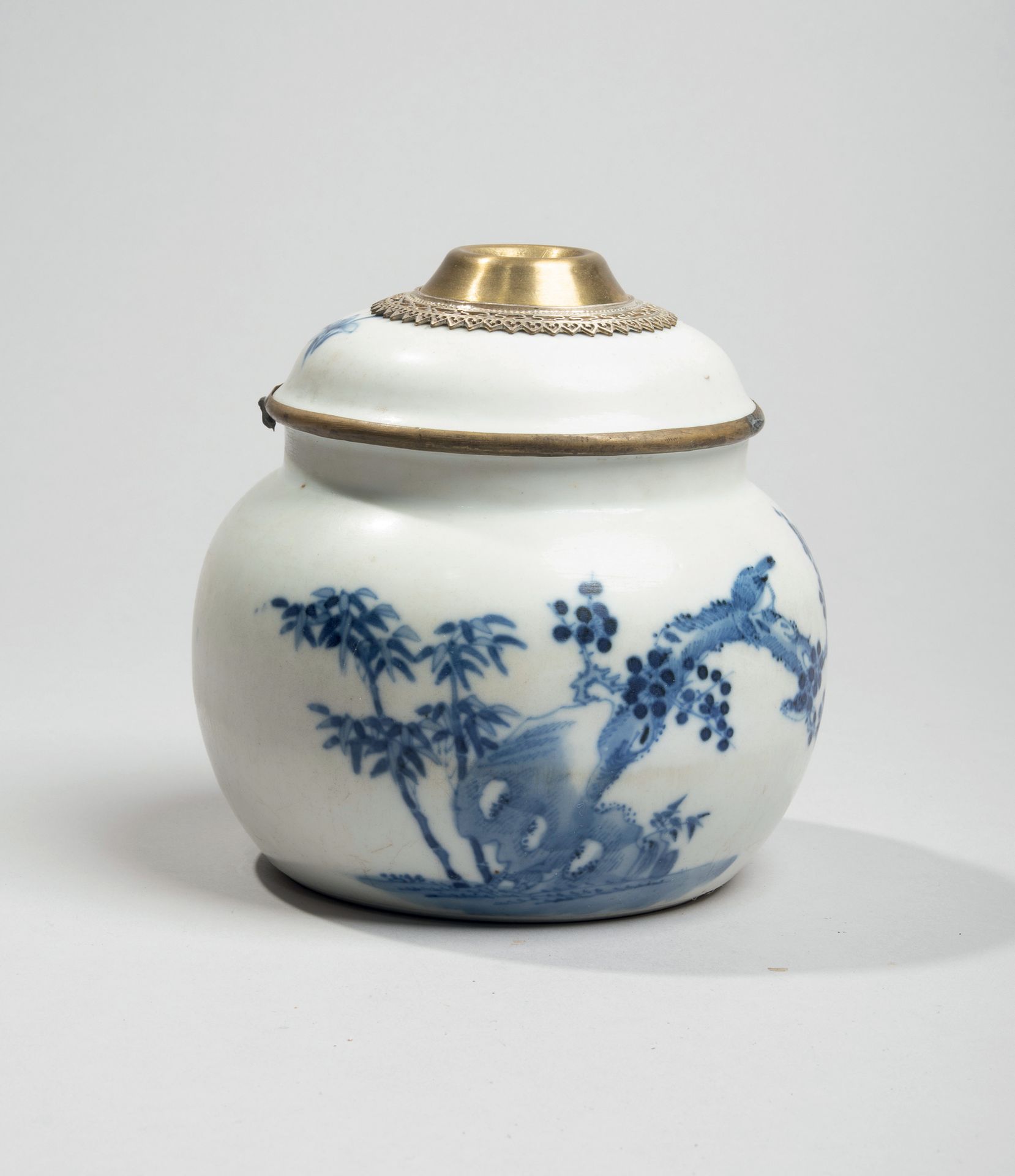 VIETNAM, Hue - XIXe siècle 
Porcelain water pipe decorated in blue underglaze wi&hellip;