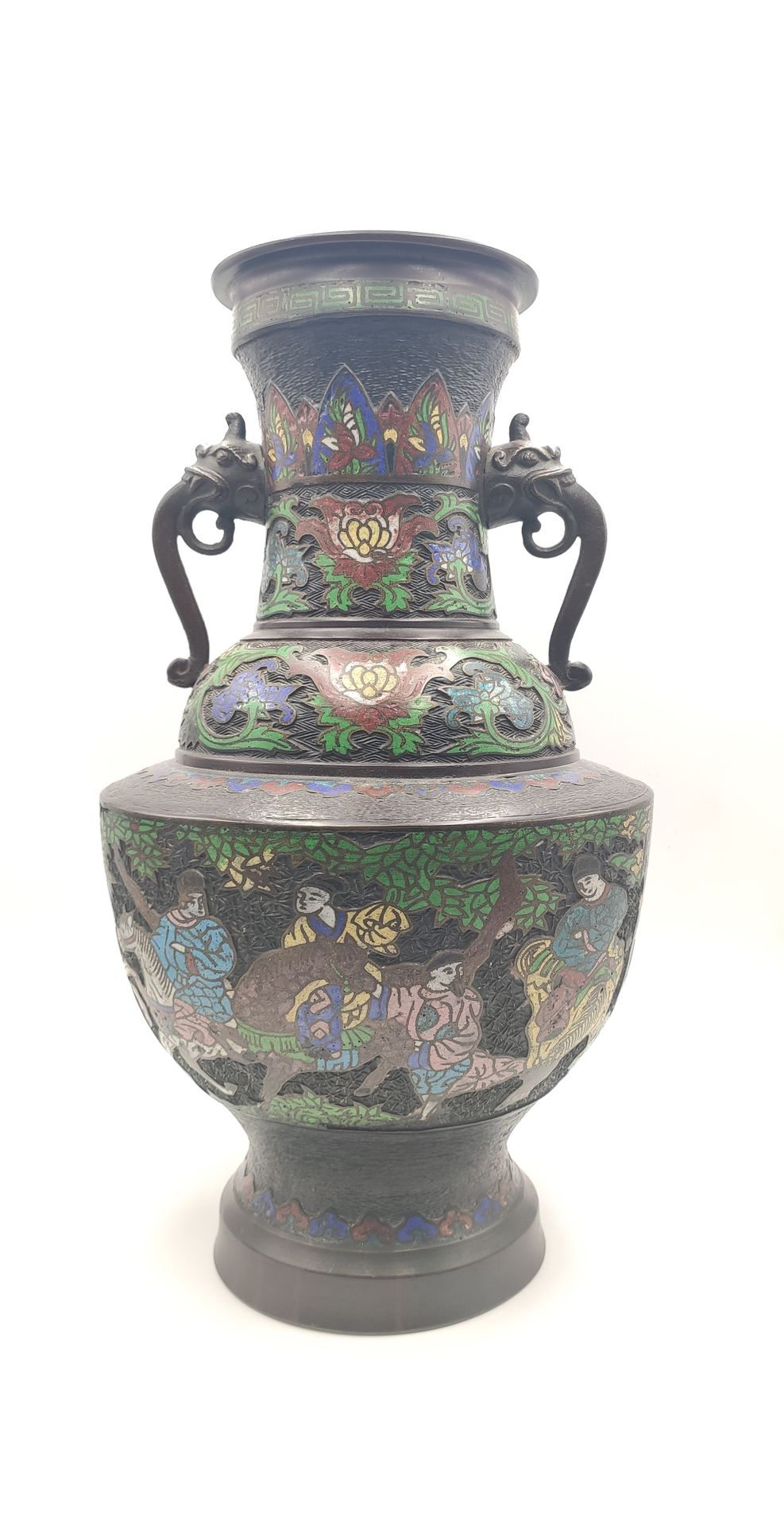 Null 
Paire de vases en bronze et émaux polychromes cloisonnés, à décor en relie&hellip;