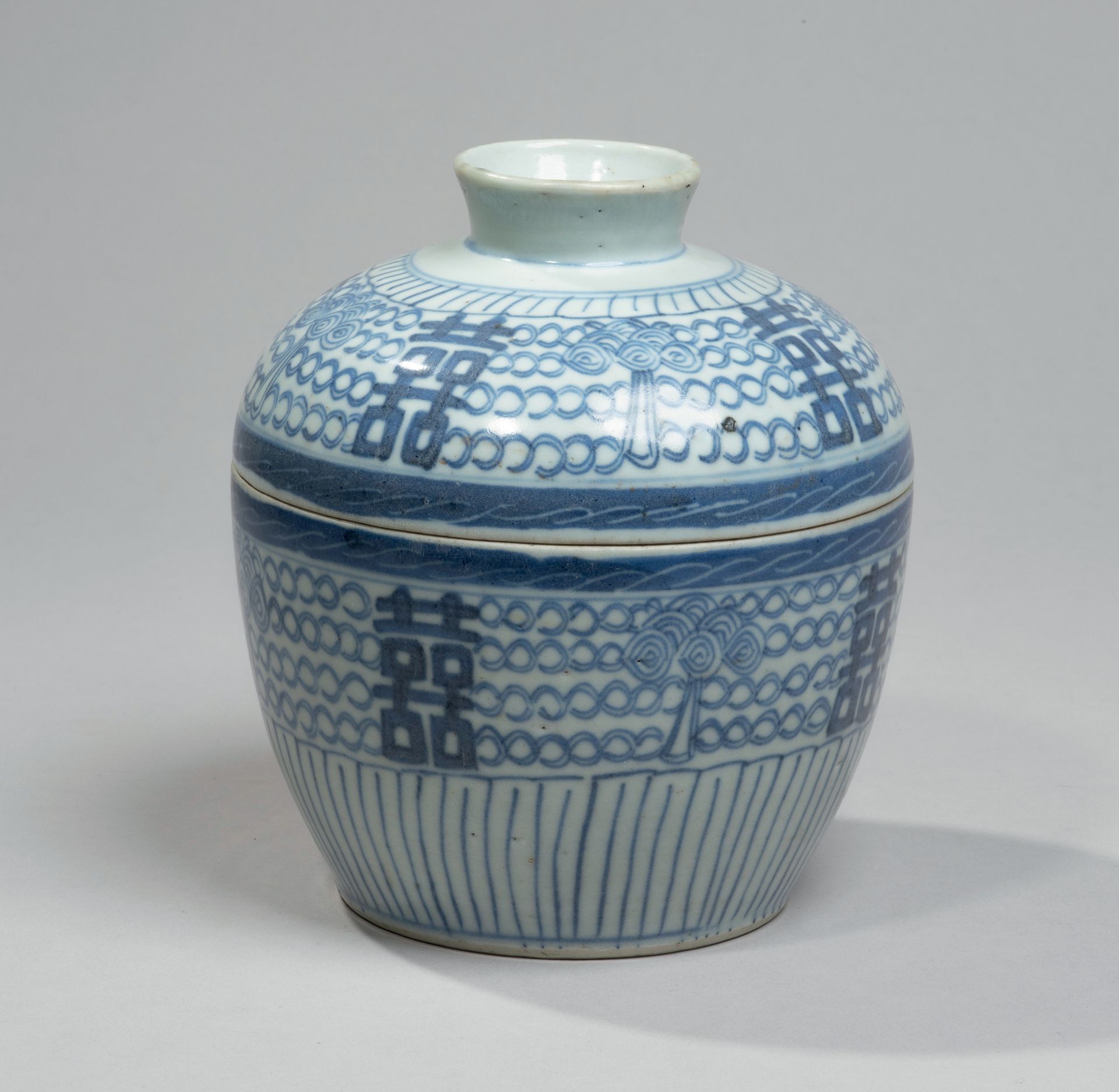 VIETNAM - XXE SIÈCLE - A porcelain covered bowl decorated in blue underglaze wit&hellip;