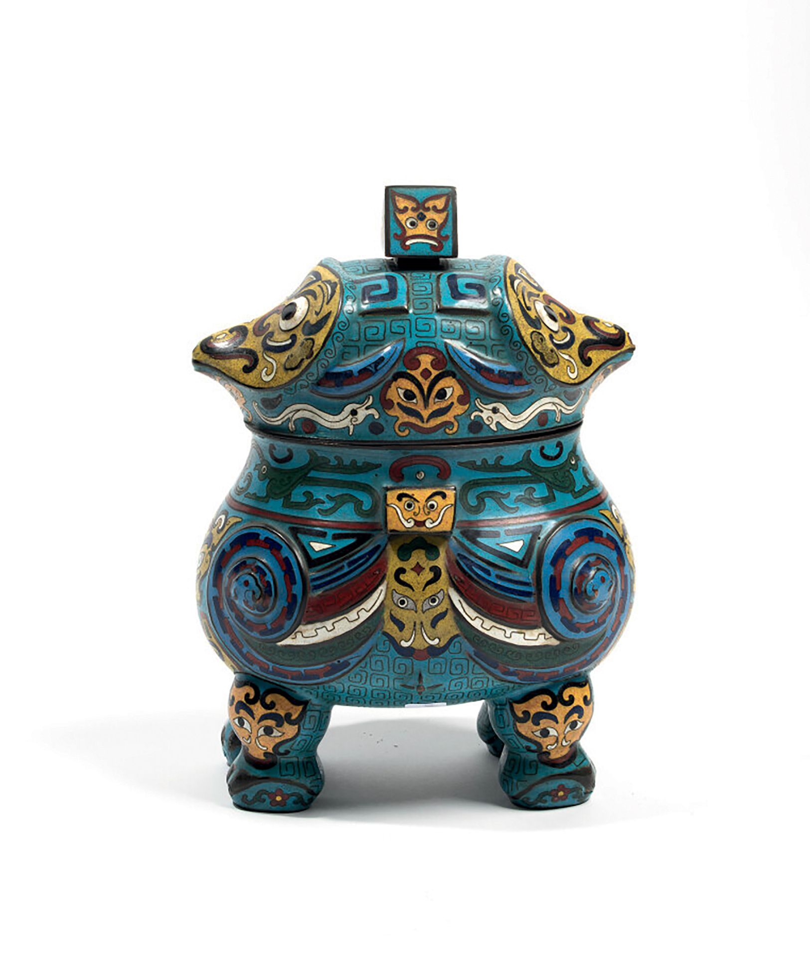 CHINE - XXème 
石蜡燃烧器/非典型的四脚有盖瓮，用掐丝珐琅彩绘成。其盖子上有饕餮面具。