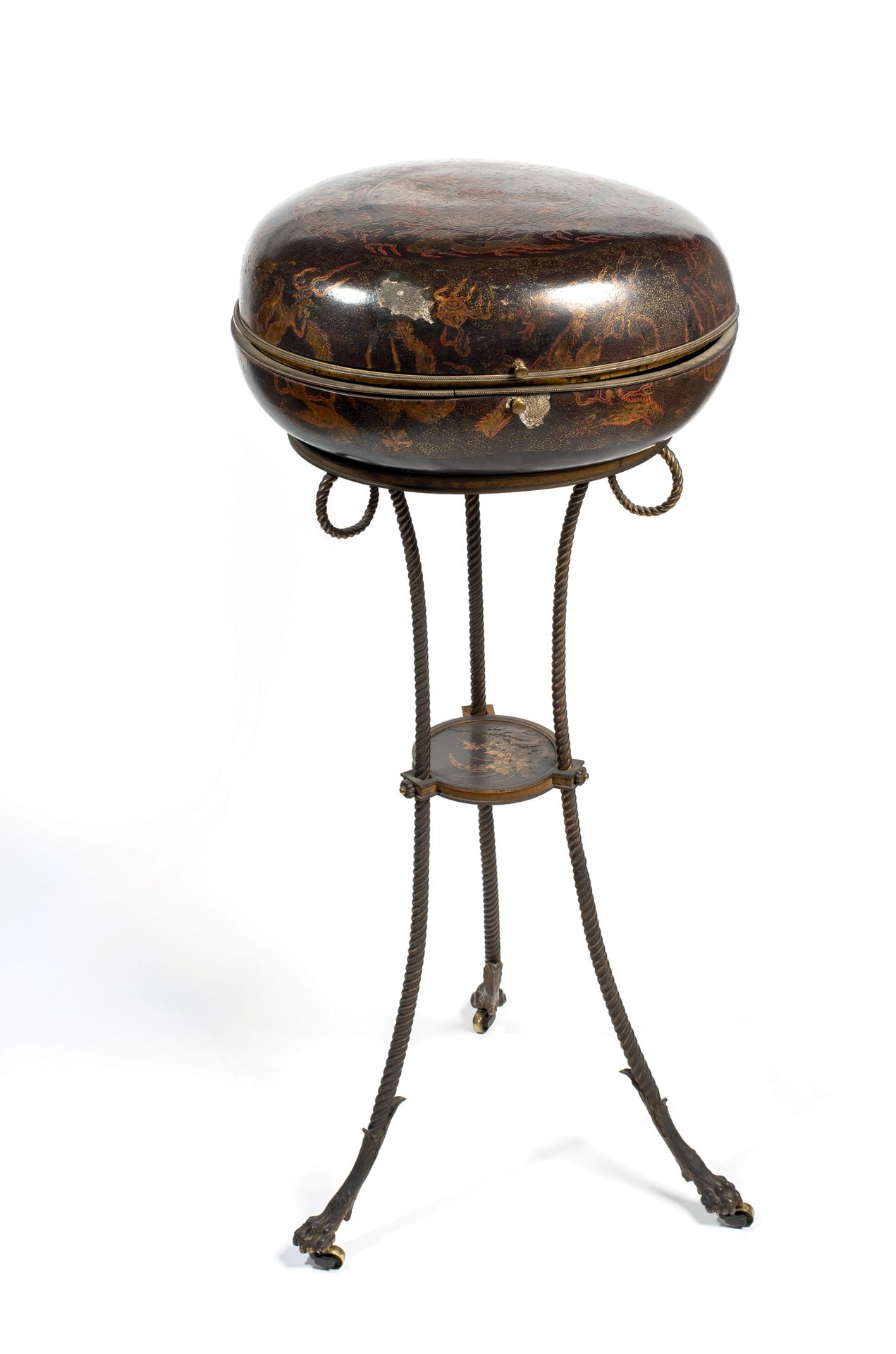 CHINE - XVIIIème 
Grande boîte lenticulaire rustique en bois laqué noir, à décor&hellip;