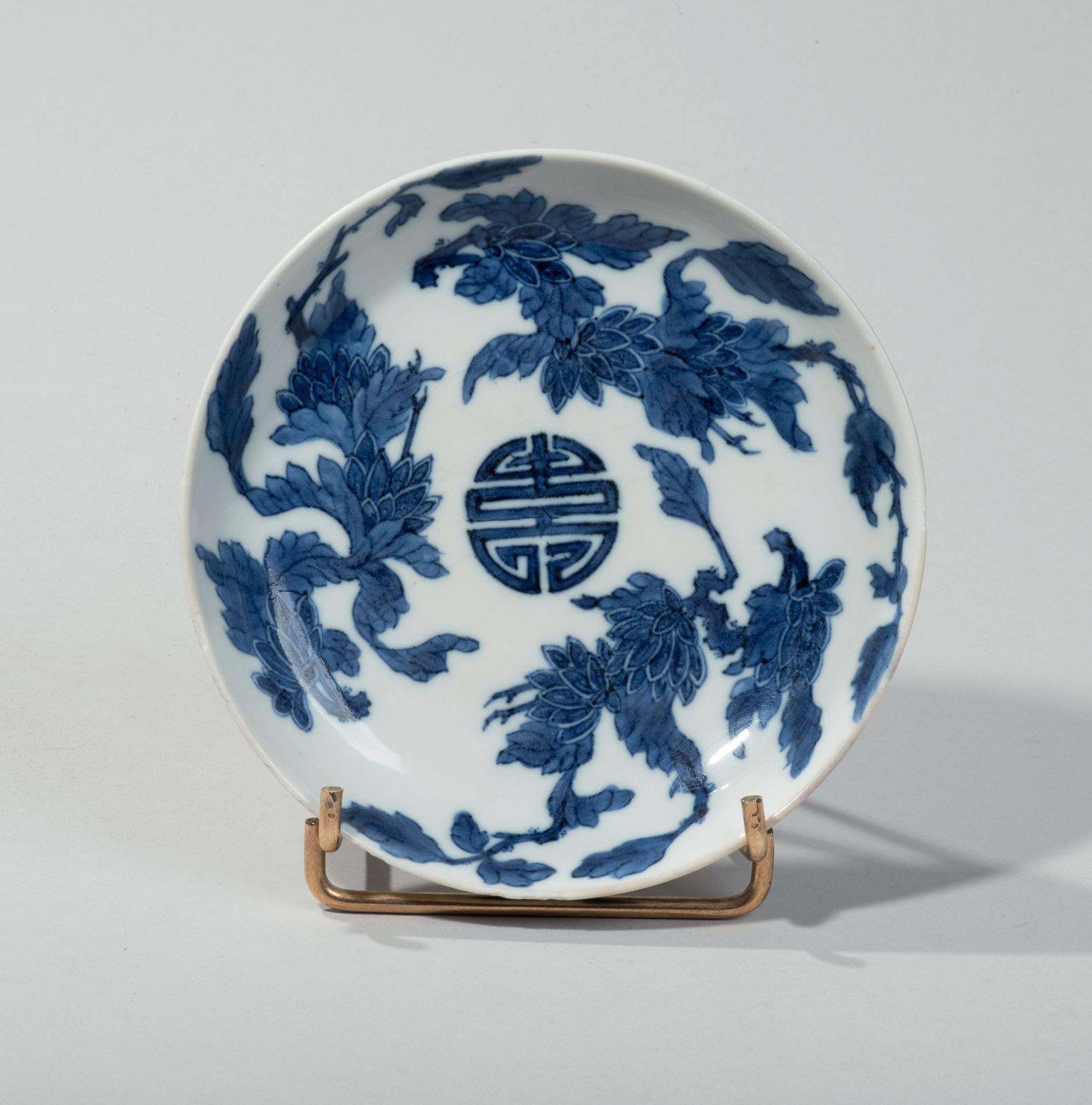 VIETNAM, Hue - XIXe siècle 
瓷碗在釉下青花中装饰了一个 "托 "字（长寿）和花枝。(芯片，星星)
Diam 14 cm