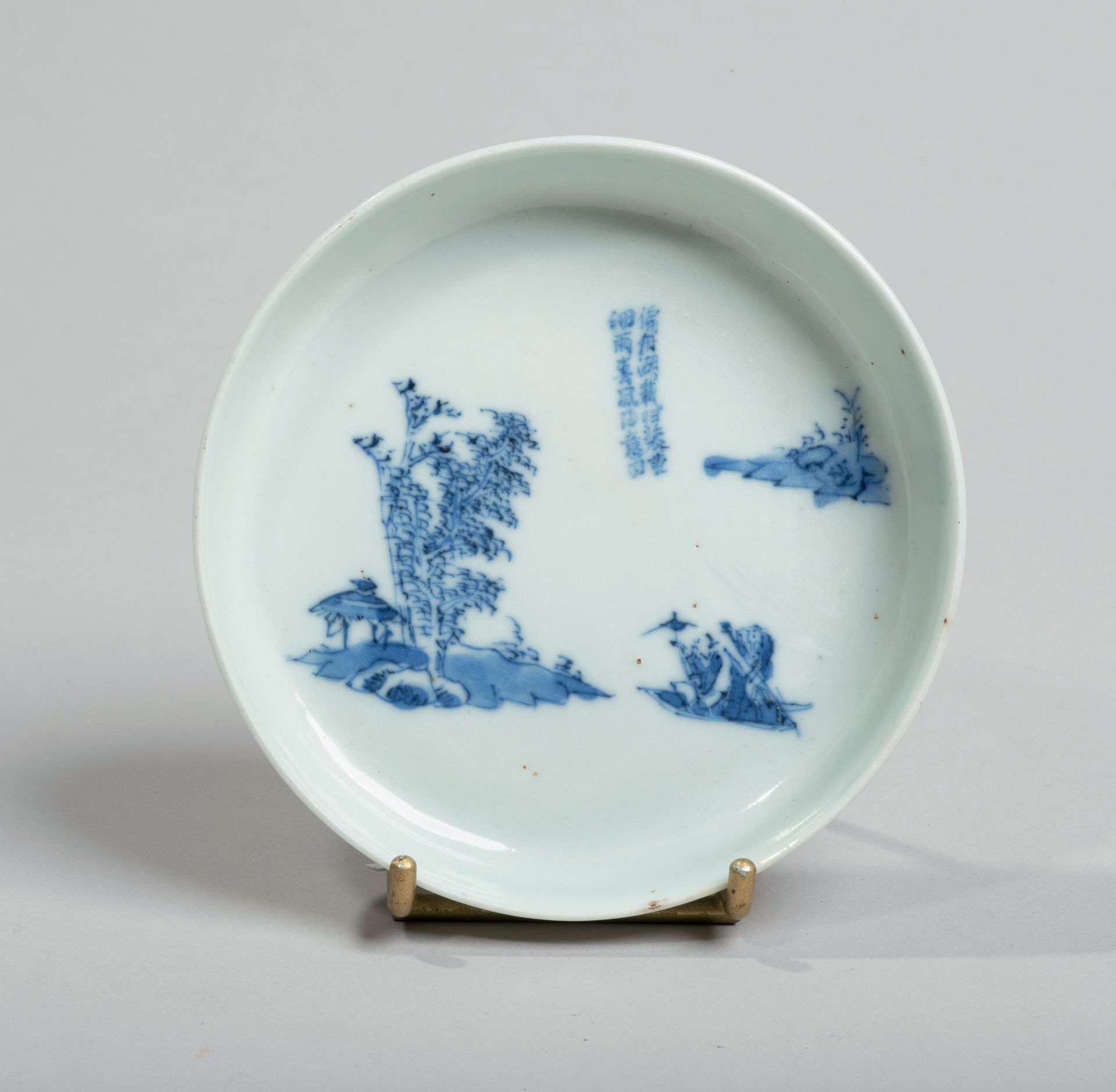 VIETNAM, Hue - XIXe siècle - 瓷杯，釉下蓝装饰，人物在小岛附近的船上。在背面，有Noi phú（内务部）的标记。(Chips)
Di&hellip;