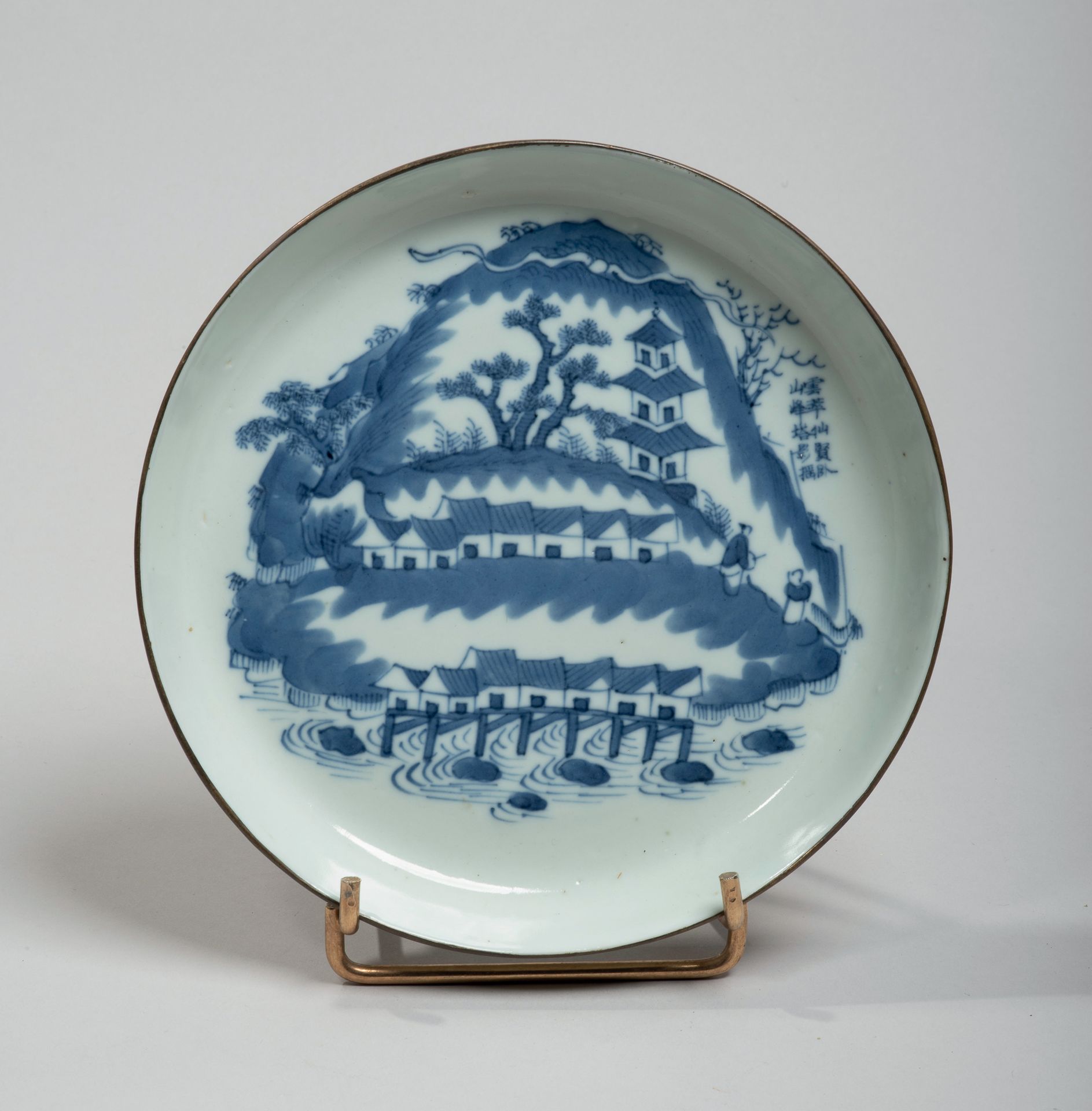 VIETNAM, Hue - XIXe siècle 
Porcelain bowl decorated in blue underglaze with pav&hellip;