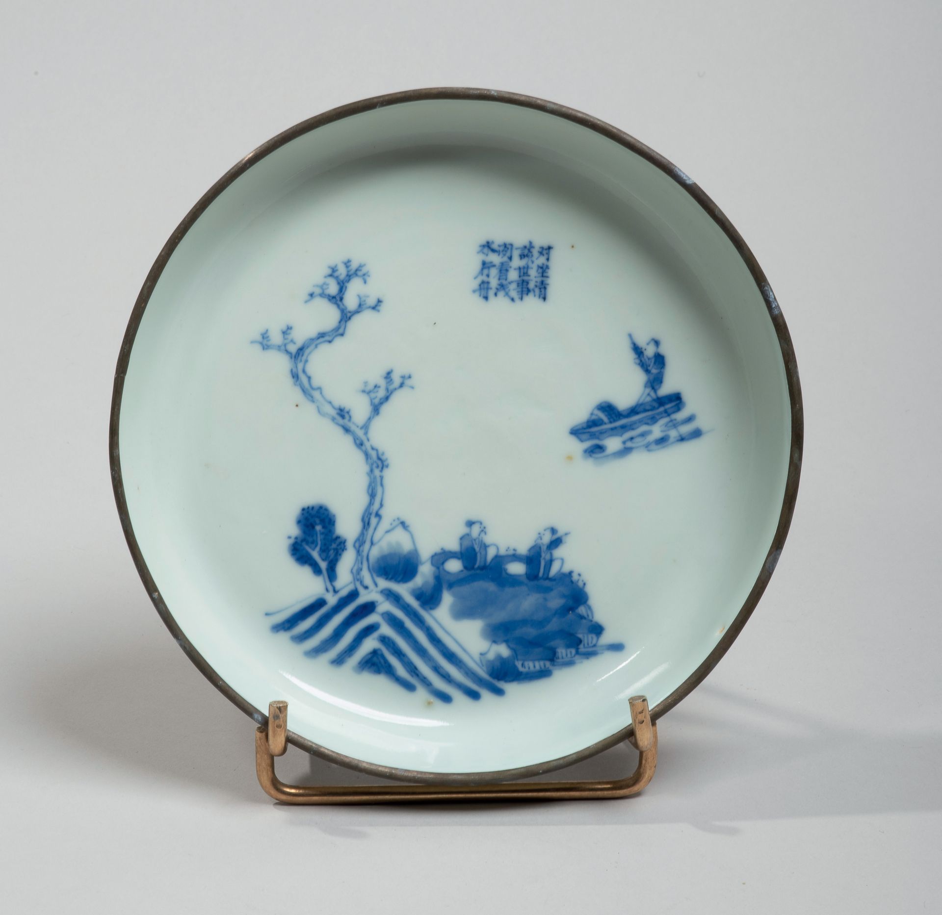 VIETNAM, Hue - XIXe siècle 
瓷碗在釉下青花中装饰着一个乘船的渔夫和两个河边的学者，上面有一首诗。在背面，有Noi phú（内务部）的&hellip;