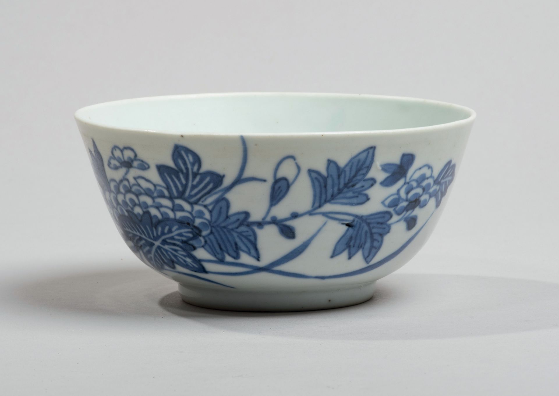 VIETNAM, Hue - XIXe siècle 
Bol en porcelaine à décor en bleu sous couverte de f&hellip;